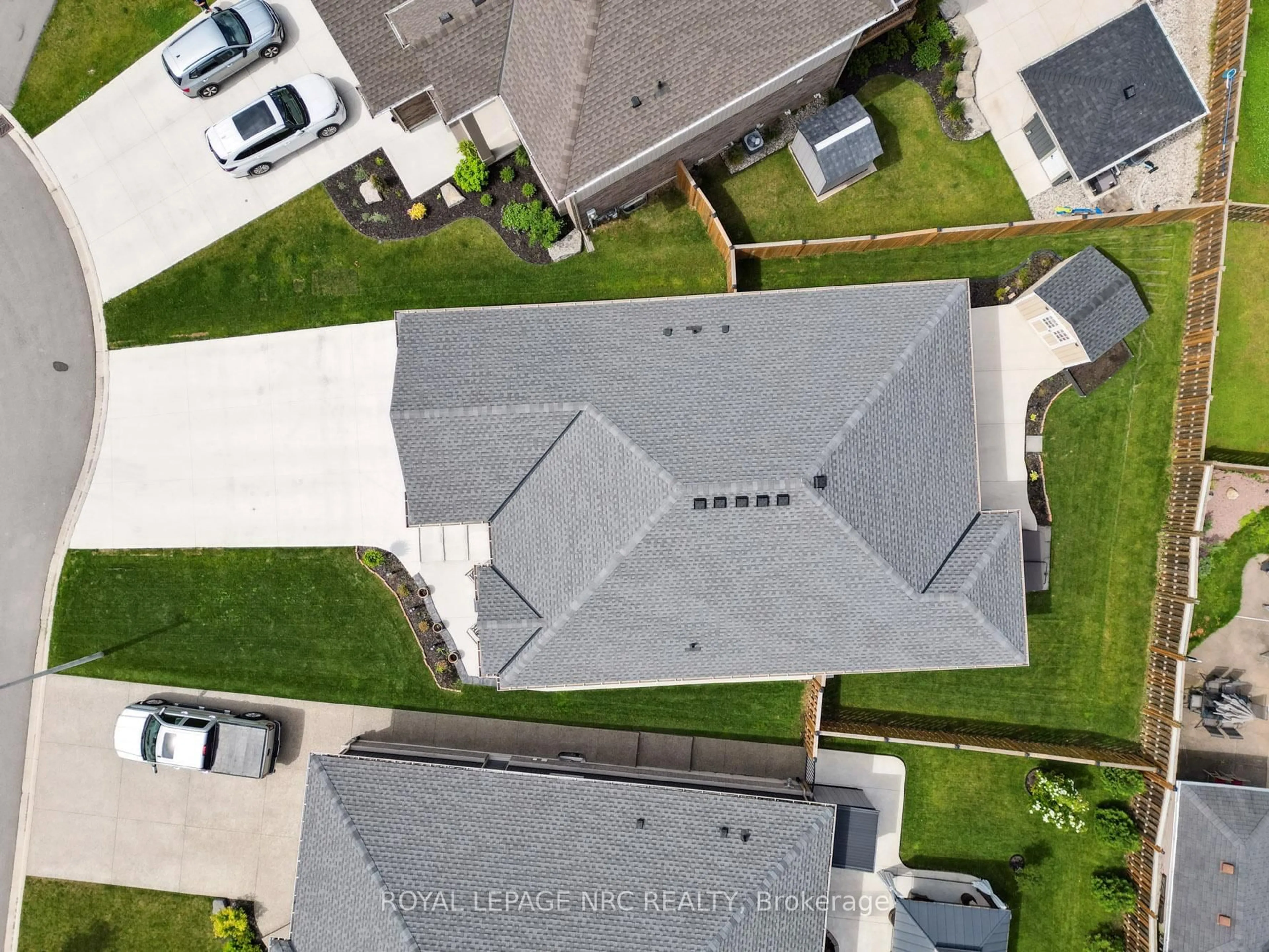 A pic from outside/outdoor area/front of a property/back of a property/a pic from drone, unknown for 110 North Valley Dr, Welland Ontario L3C 7B6