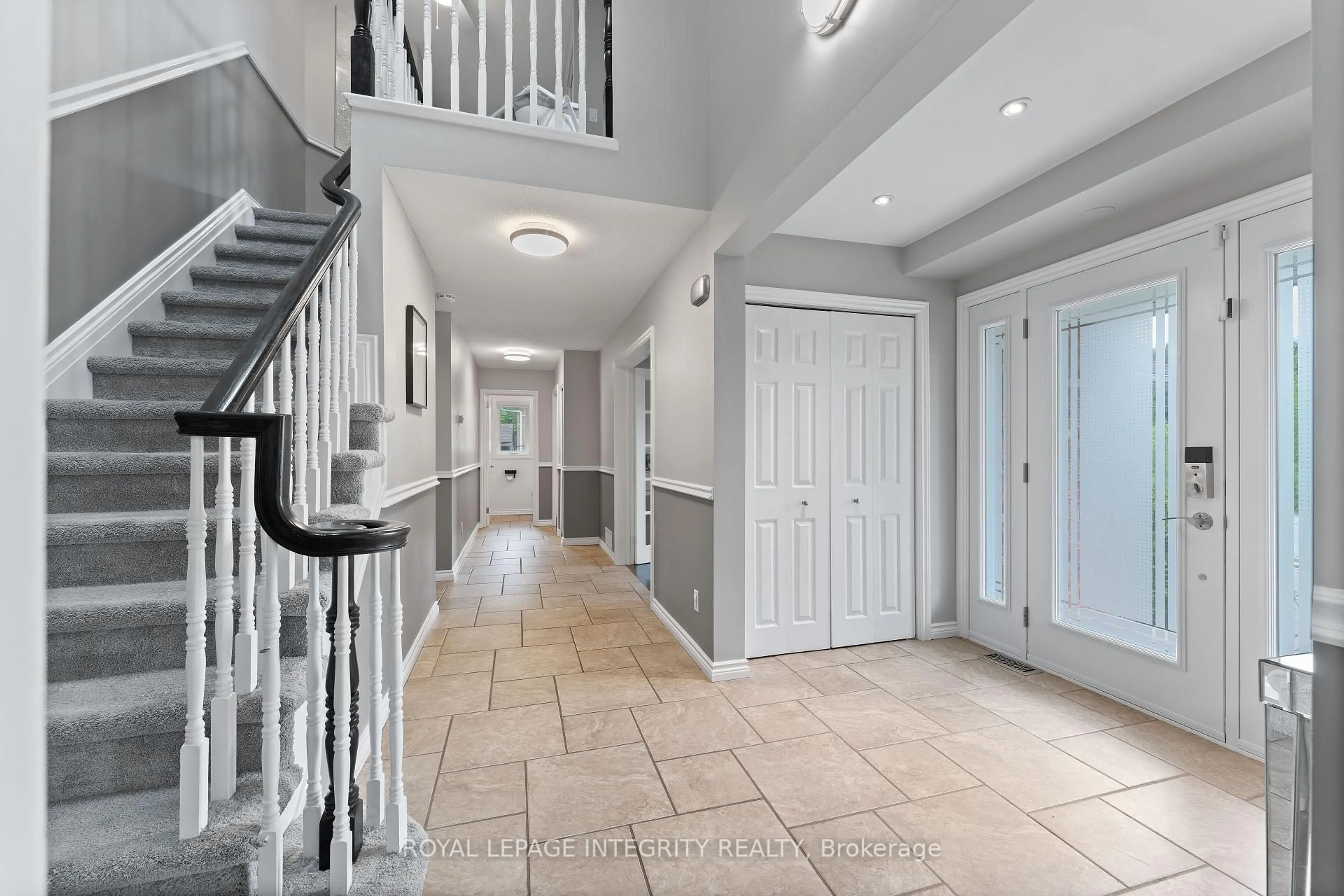 Indoor foyer for 1893 Rideau Rd, Ottawa Ontario K1X 1E1