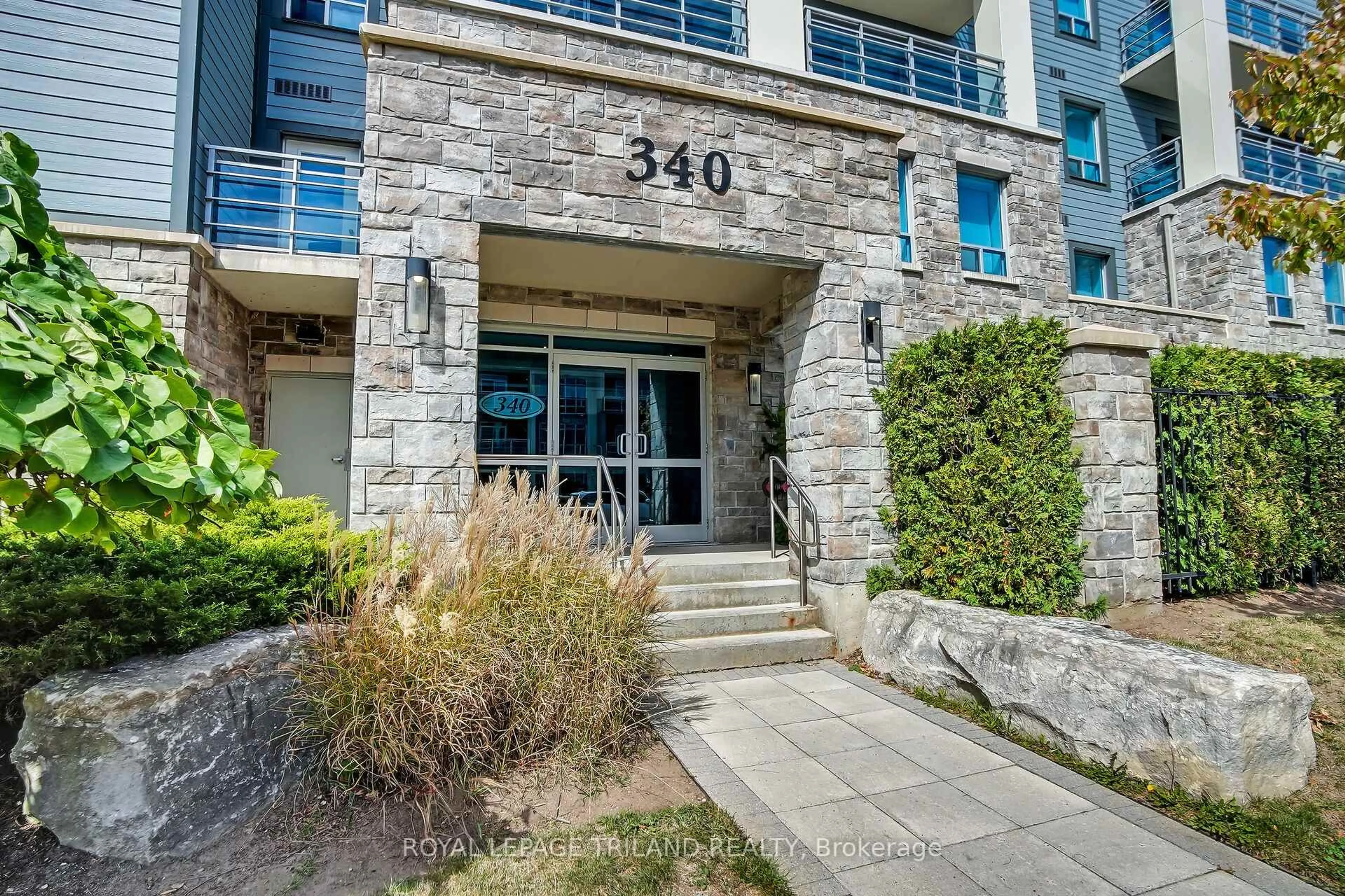 Indoor foyer for 340 Sugarcreek Tr #401, London North Ontario N6H 0G4