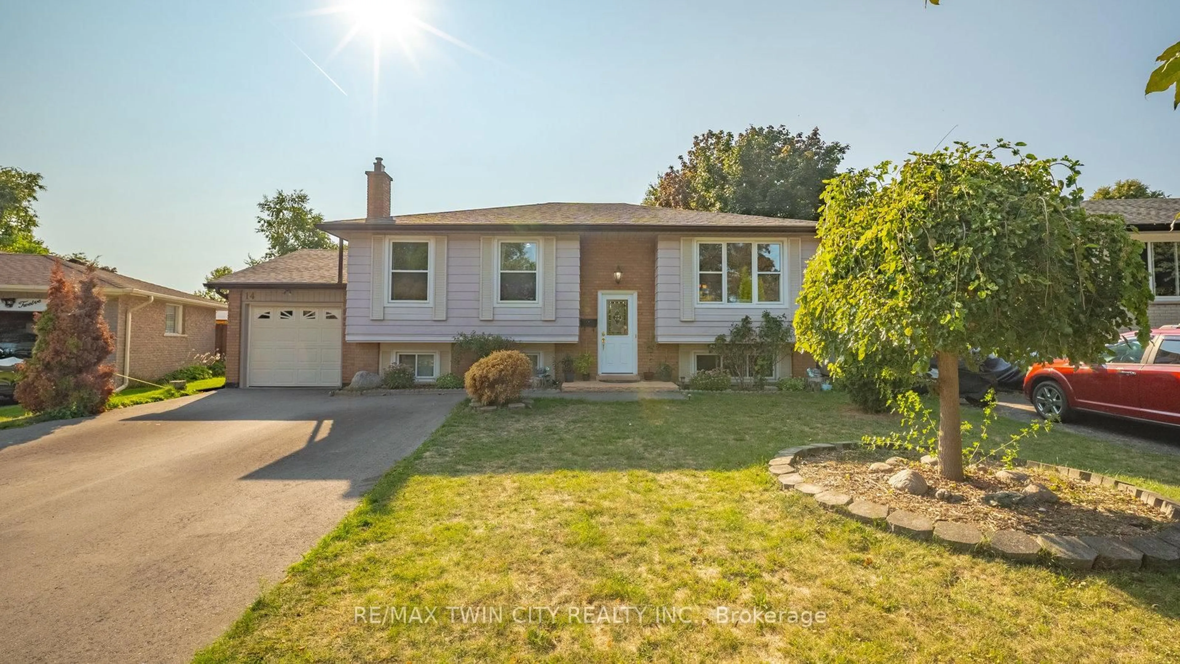 Home with vinyl exterior material, street for 14 Melbourne Cres, Brantford Ontario N3S 7G3