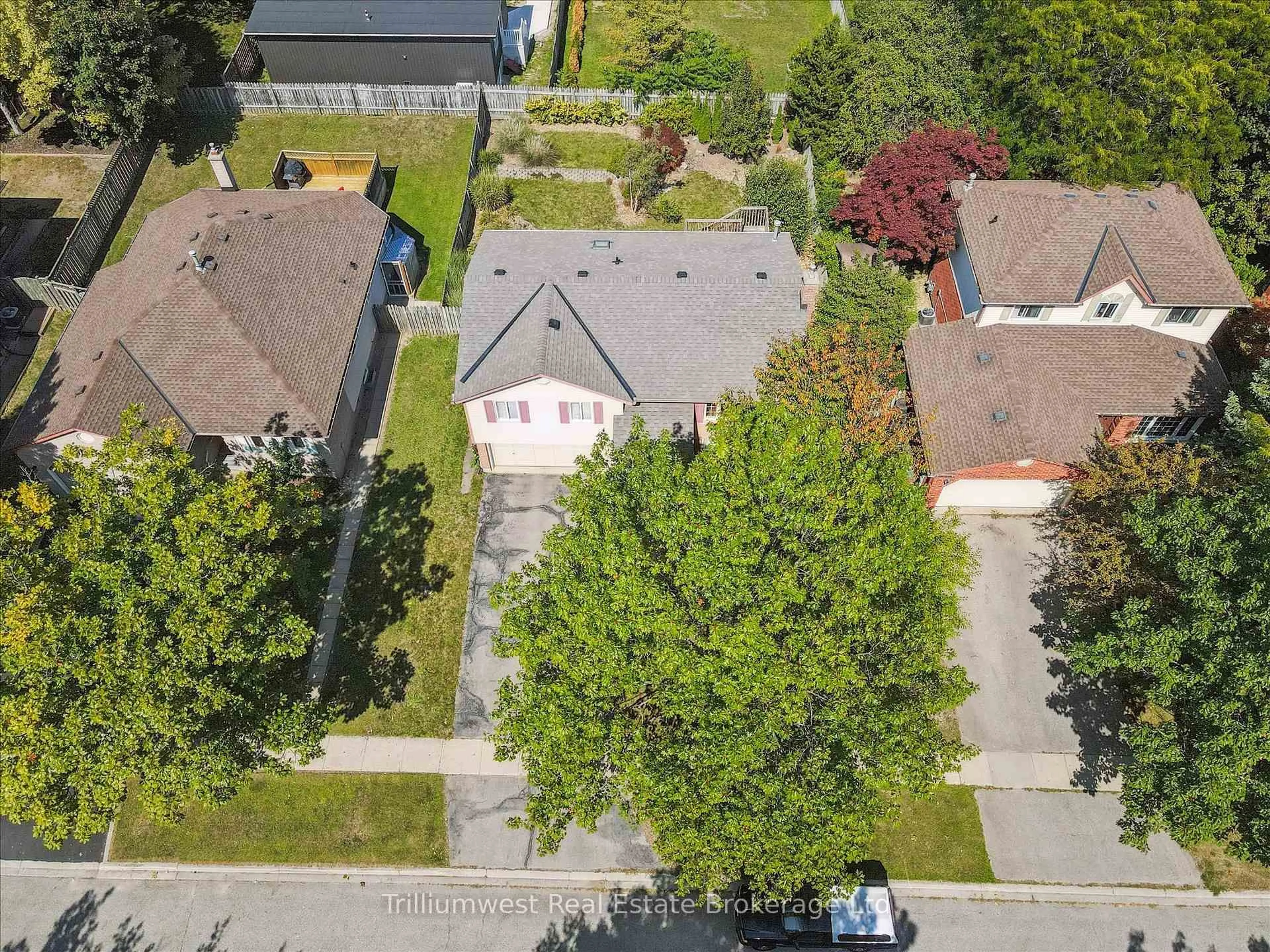 A pic from outside/outdoor area/front of a property/back of a property/a pic from drone, street for 26 Brazolot Dr, Guelph Ontario N1G 4K8