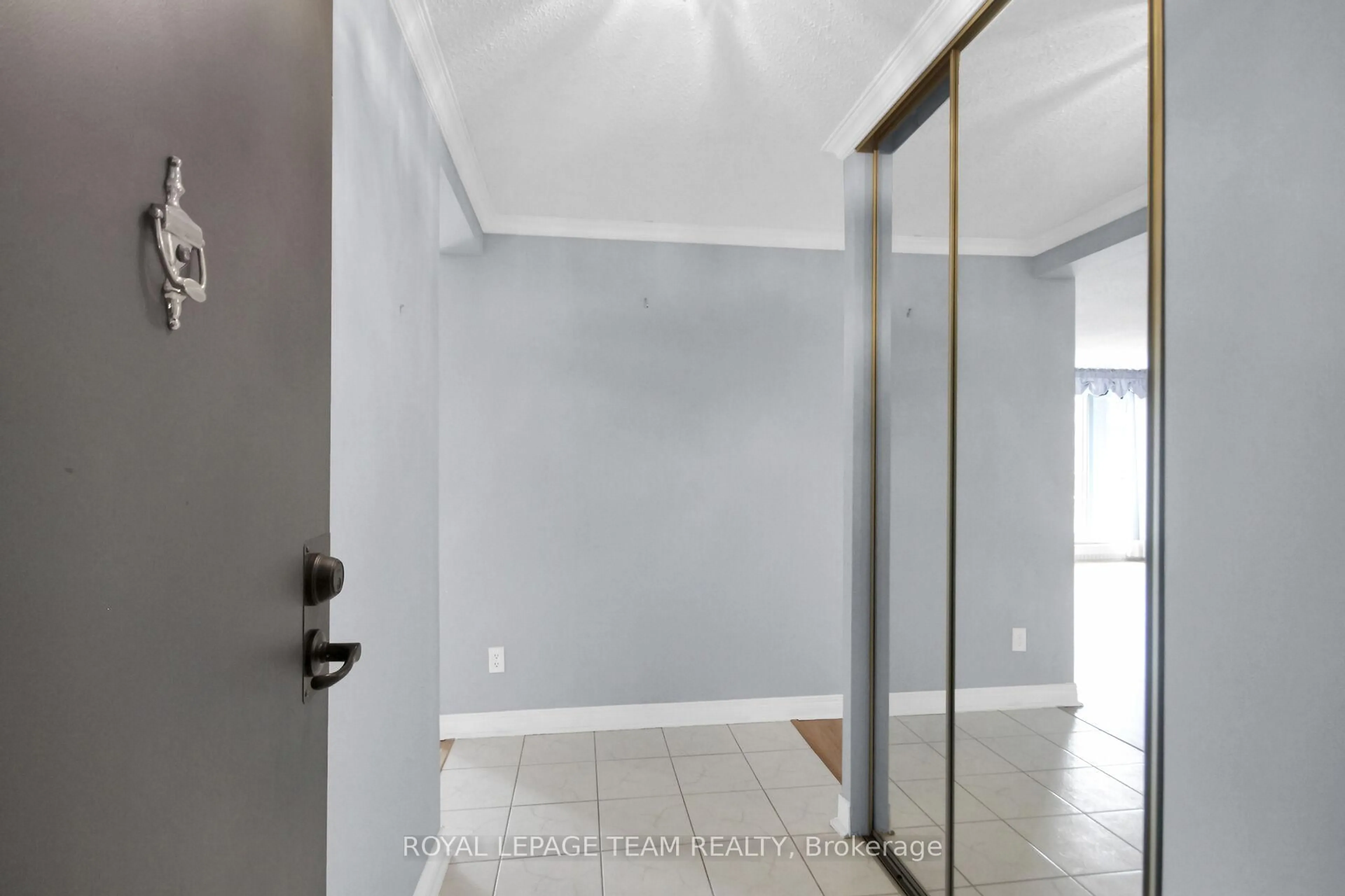 Indoor entryway for 1485 Baseline Rd #912, Ottawa Ontario K2C 3L8