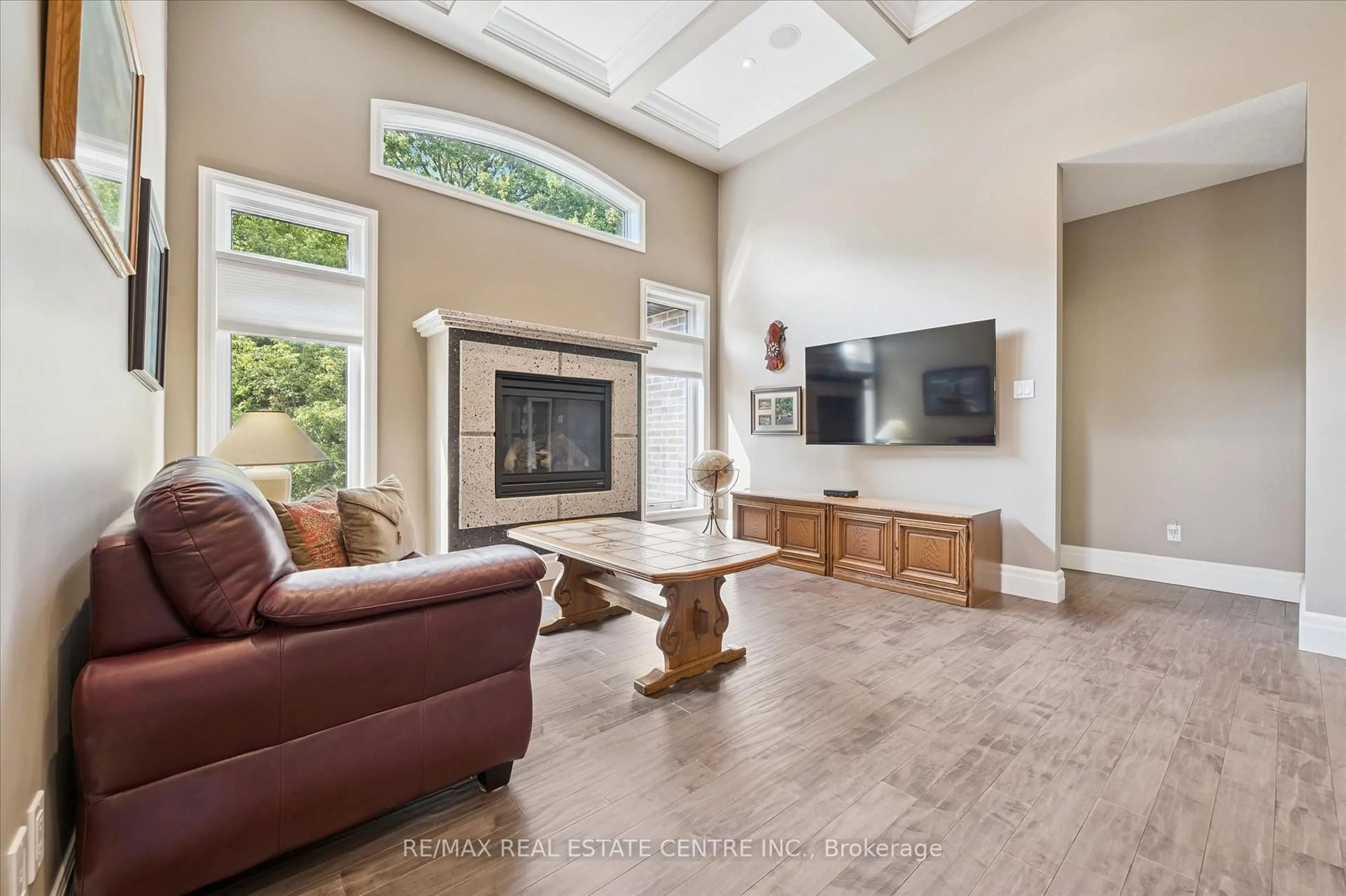 Living room with furniture, ceramic/tile floor for 609 Pelham St, Waterloo Ontario N2K 0C3