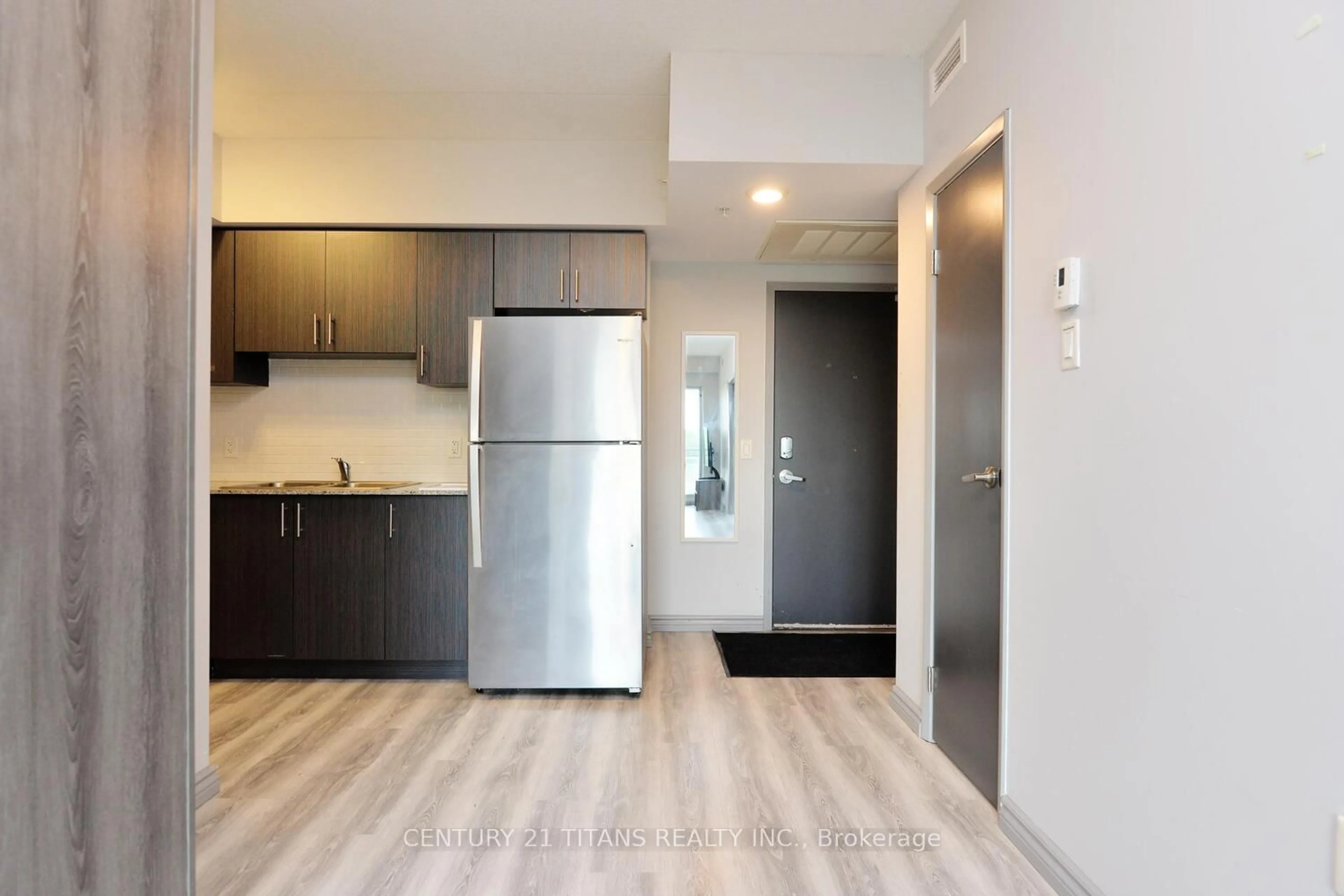 Standard kitchen, wood/laminate floor for 275 Larch St #G405, Waterloo Ontario N2L 3R2