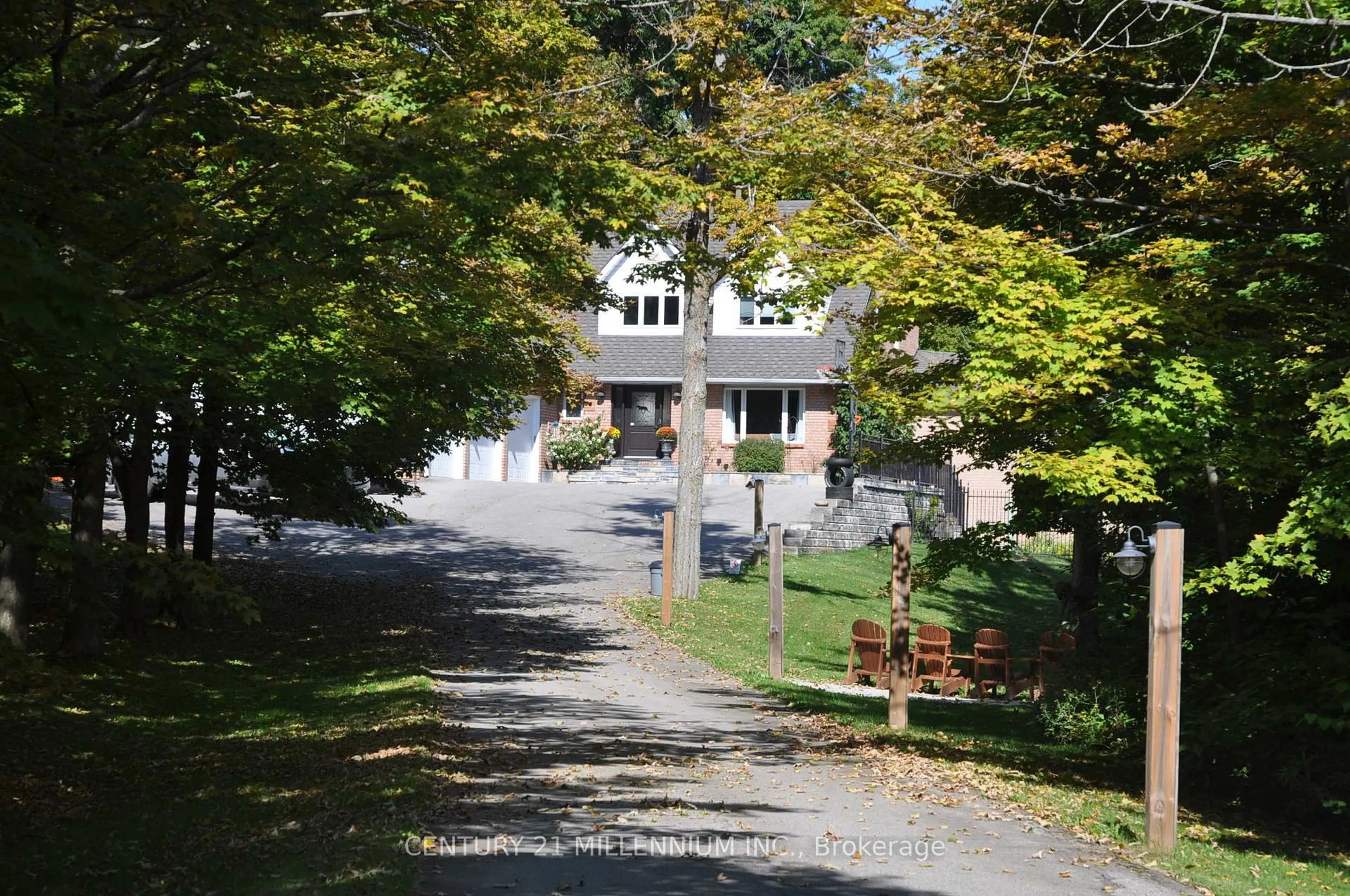 A pic from outside/outdoor area/front of a property/back of a property/a pic from drone, street for 7 Erinwood Dr, Erin Ontario N0B 1T0
