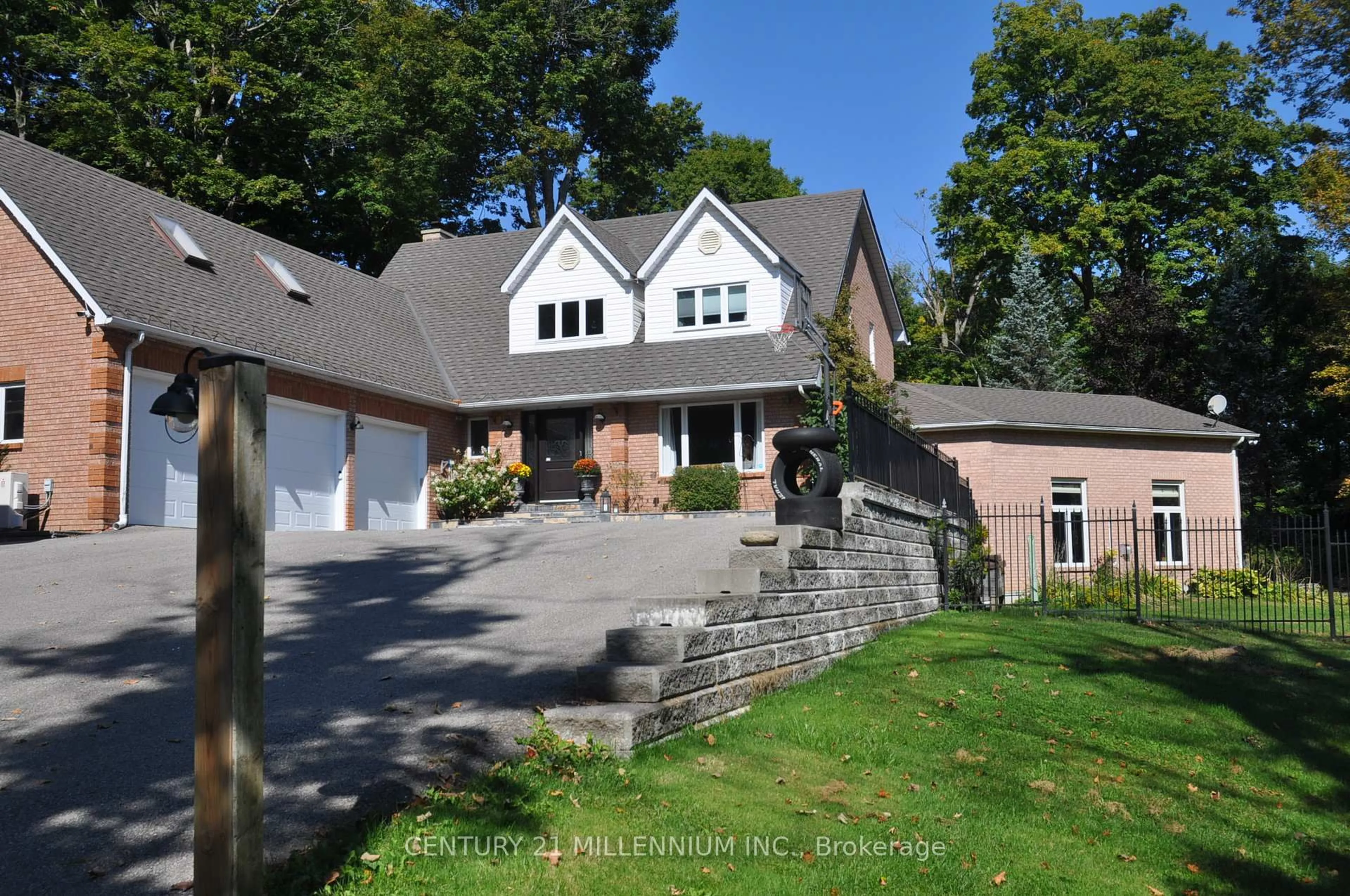 A pic from outside/outdoor area/front of a property/back of a property/a pic from drone, street for 7 Erinwood Dr, Erin Ontario N0B 1T0