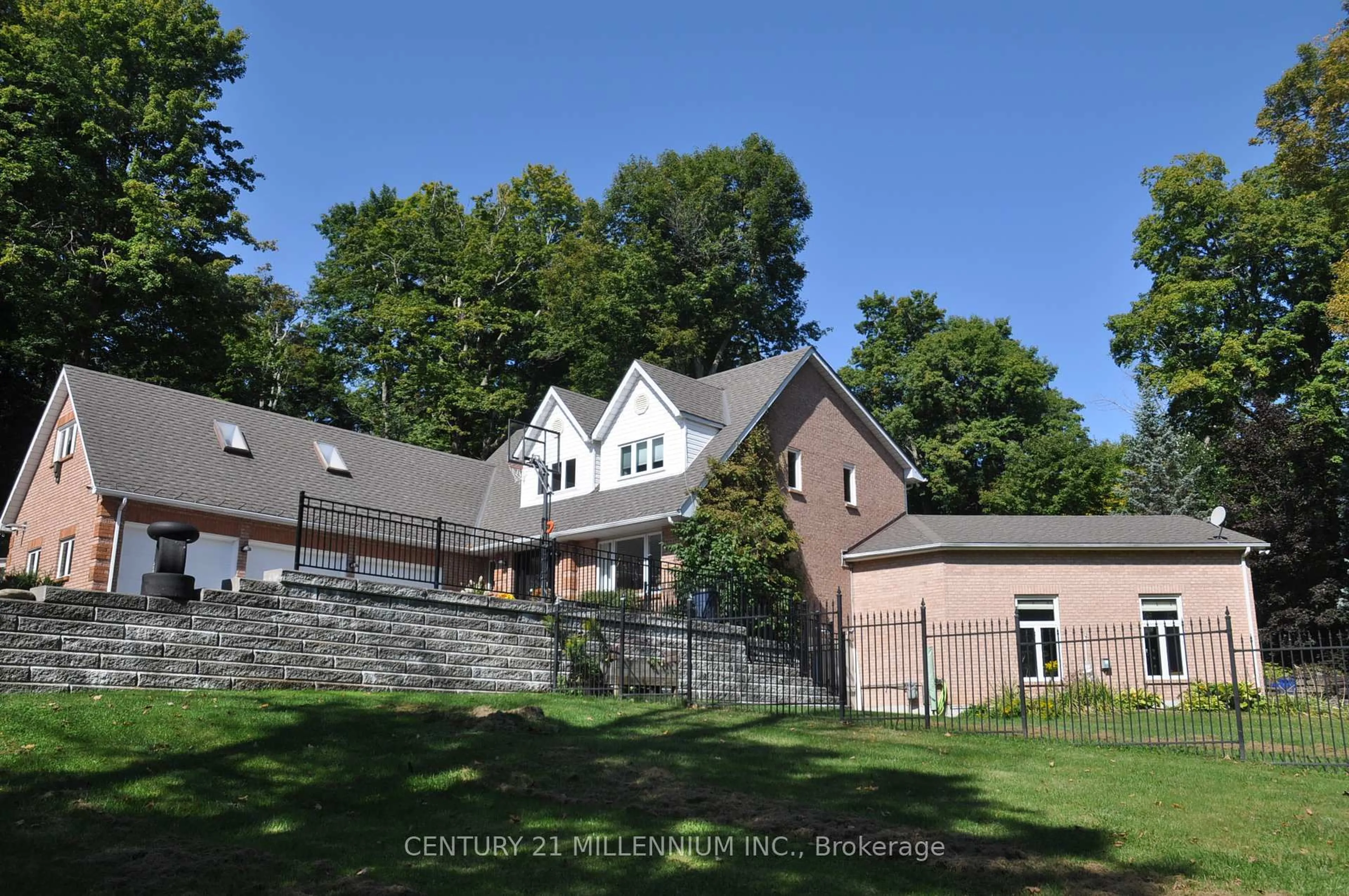 A pic from outside/outdoor area/front of a property/back of a property/a pic from drone, building for 7 Erinwood Dr, Erin Ontario N0B 1T0