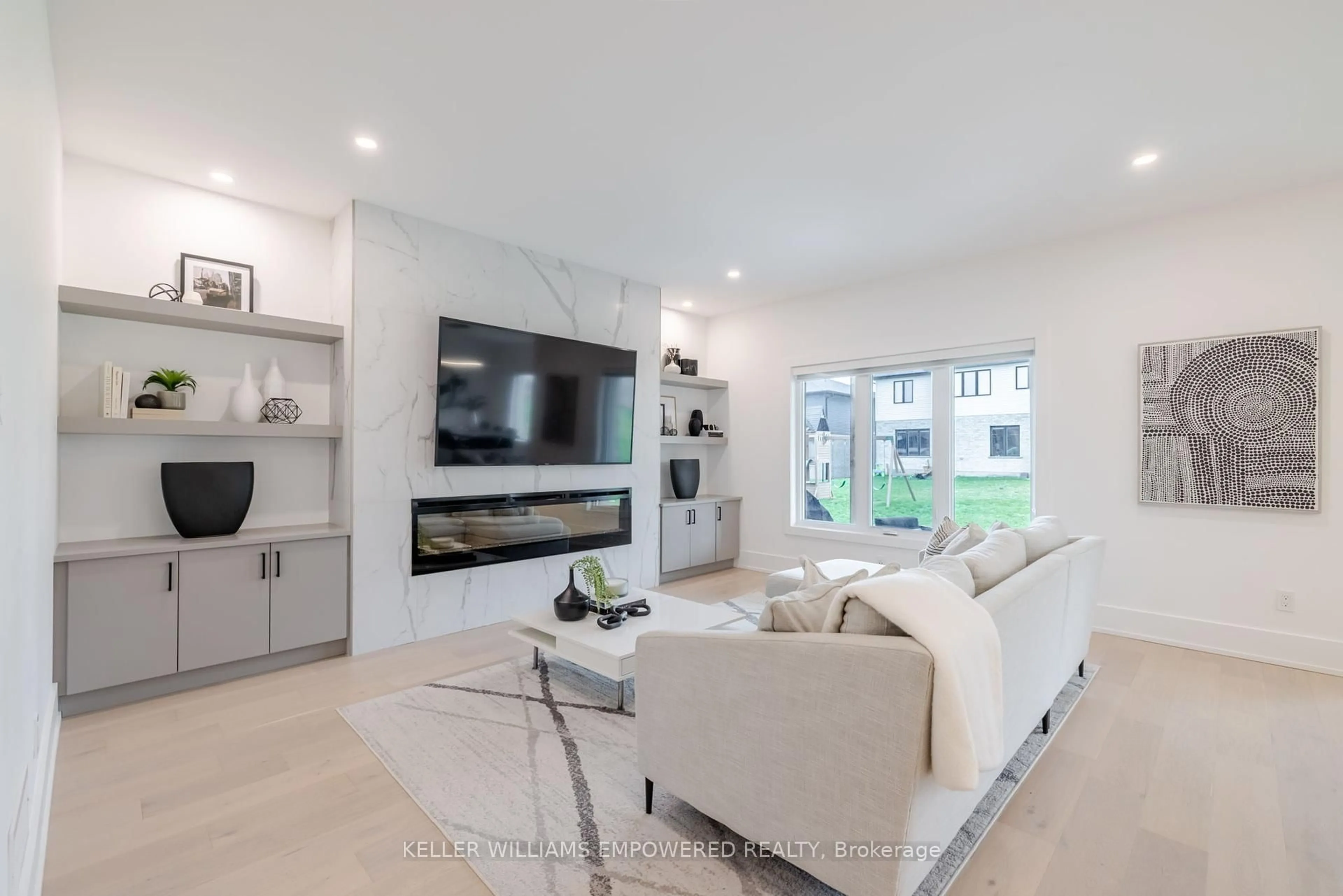 Living room with furniture, unknown for 1611 Upper West Ave, London South Ontario N6K 0M2
