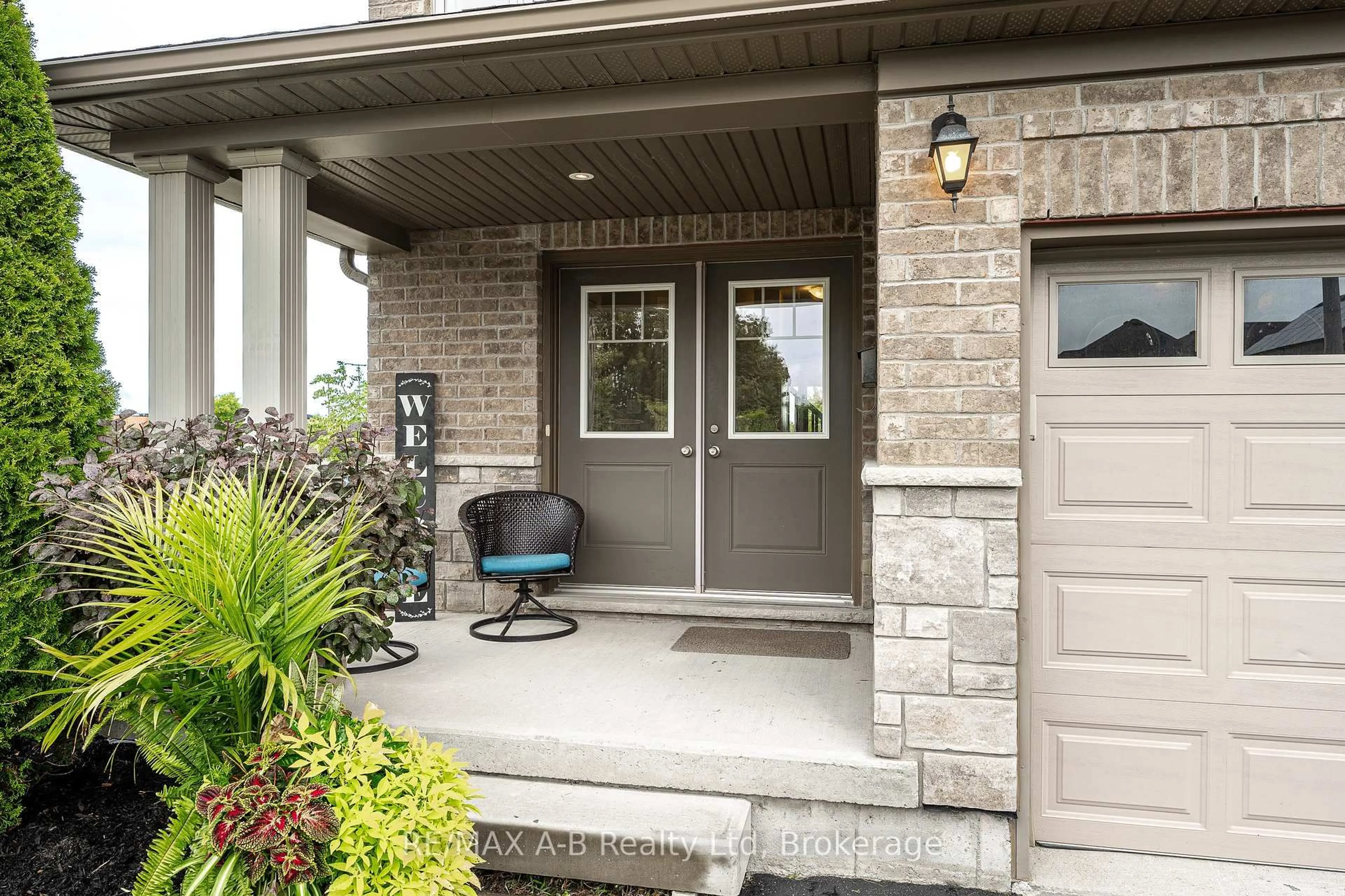 Indoor entryway for 500 Forman Ave, Stratford Ontario N5A 0C5