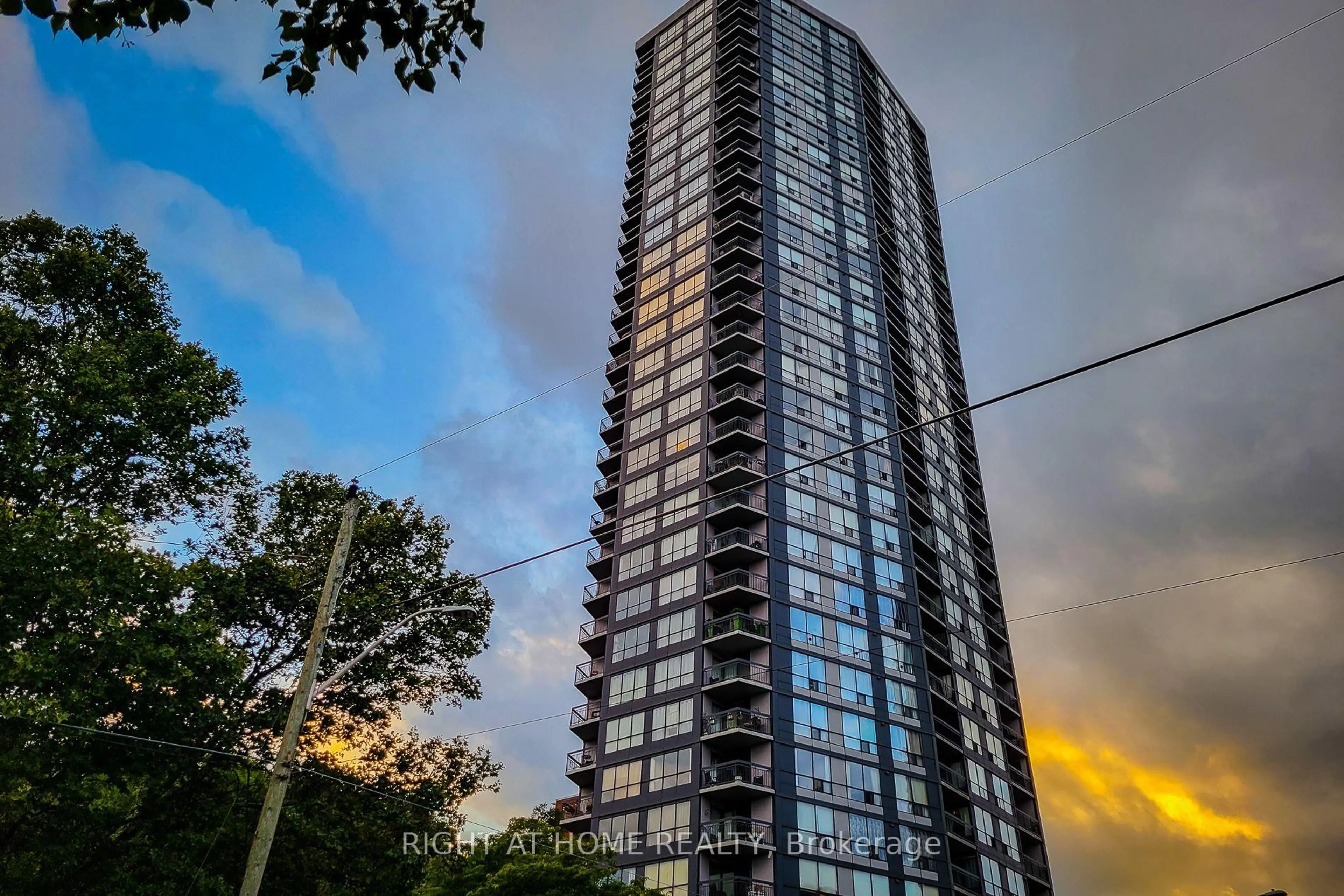 A pic from outside/outdoor area/front of a property/back of a property/a pic from drone, building for 150 Charlton Ave #601, Hamilton Ontario L8N 3X3