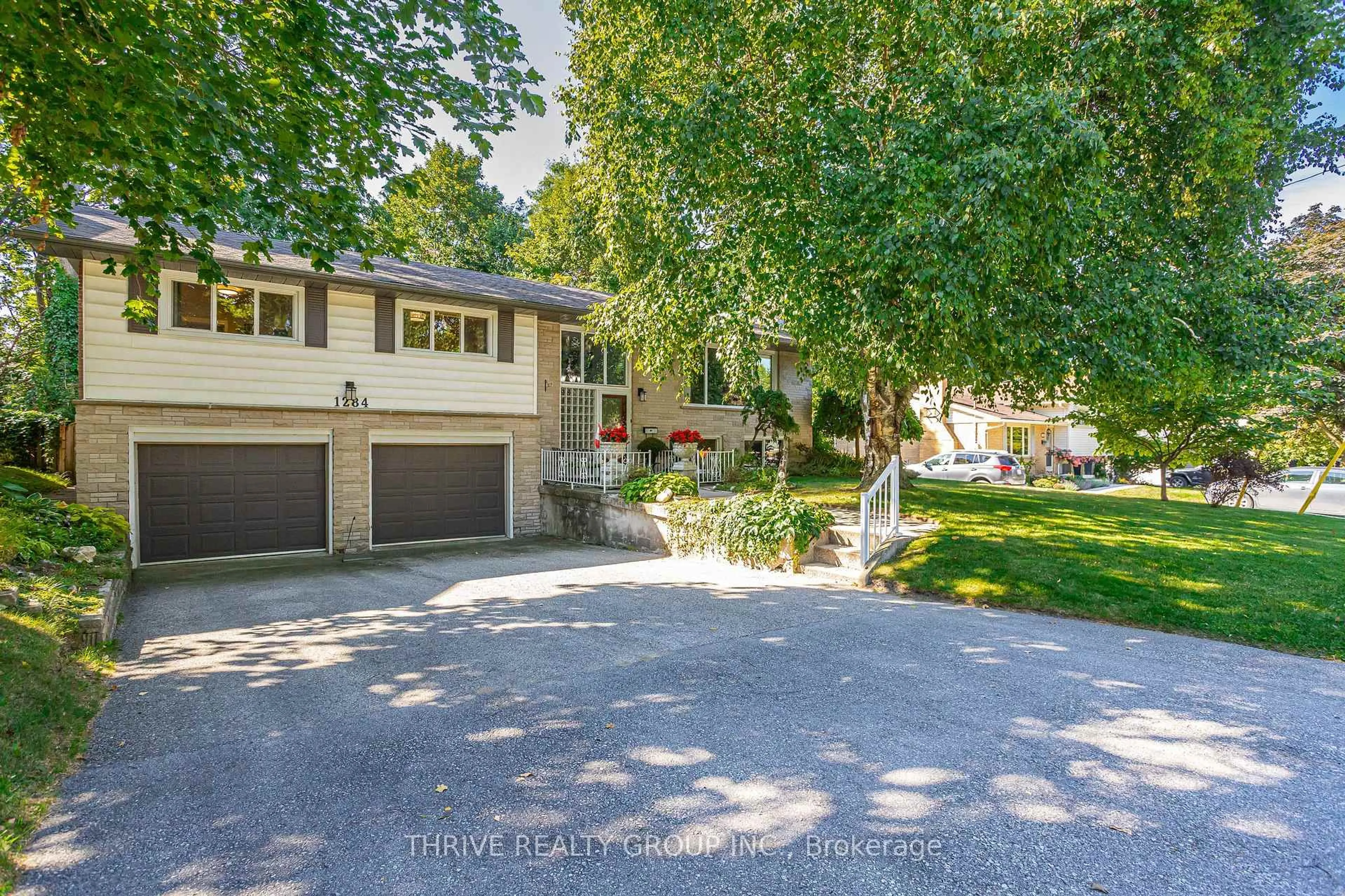 A pic from outside/outdoor area/front of a property/back of a property/a pic from drone, street for 1284 Wayne Rd, London South Ontario N6K 2G7