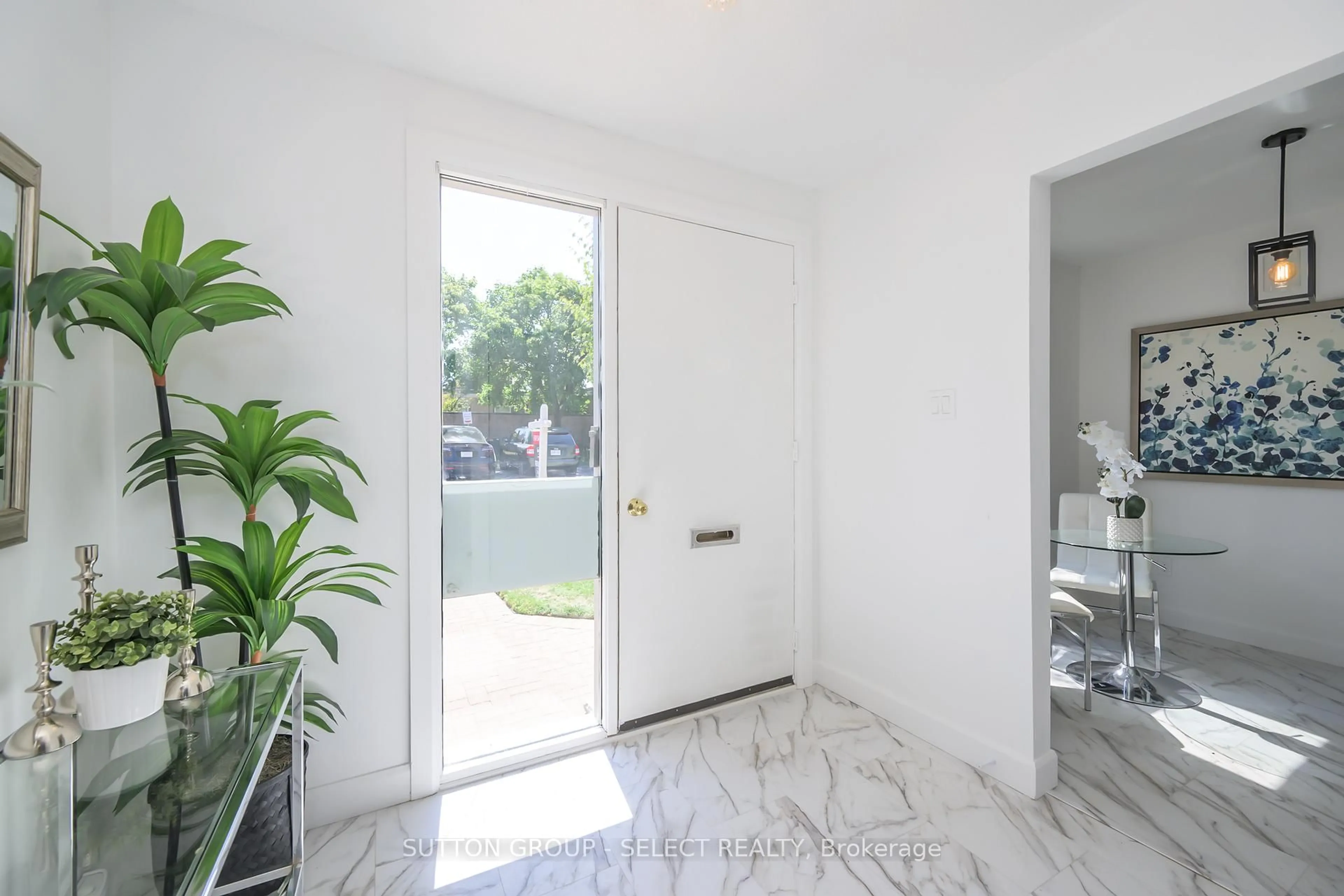 Indoor entryway for 522 CRANBROOK Rd, London South Ontario N6K 2X3