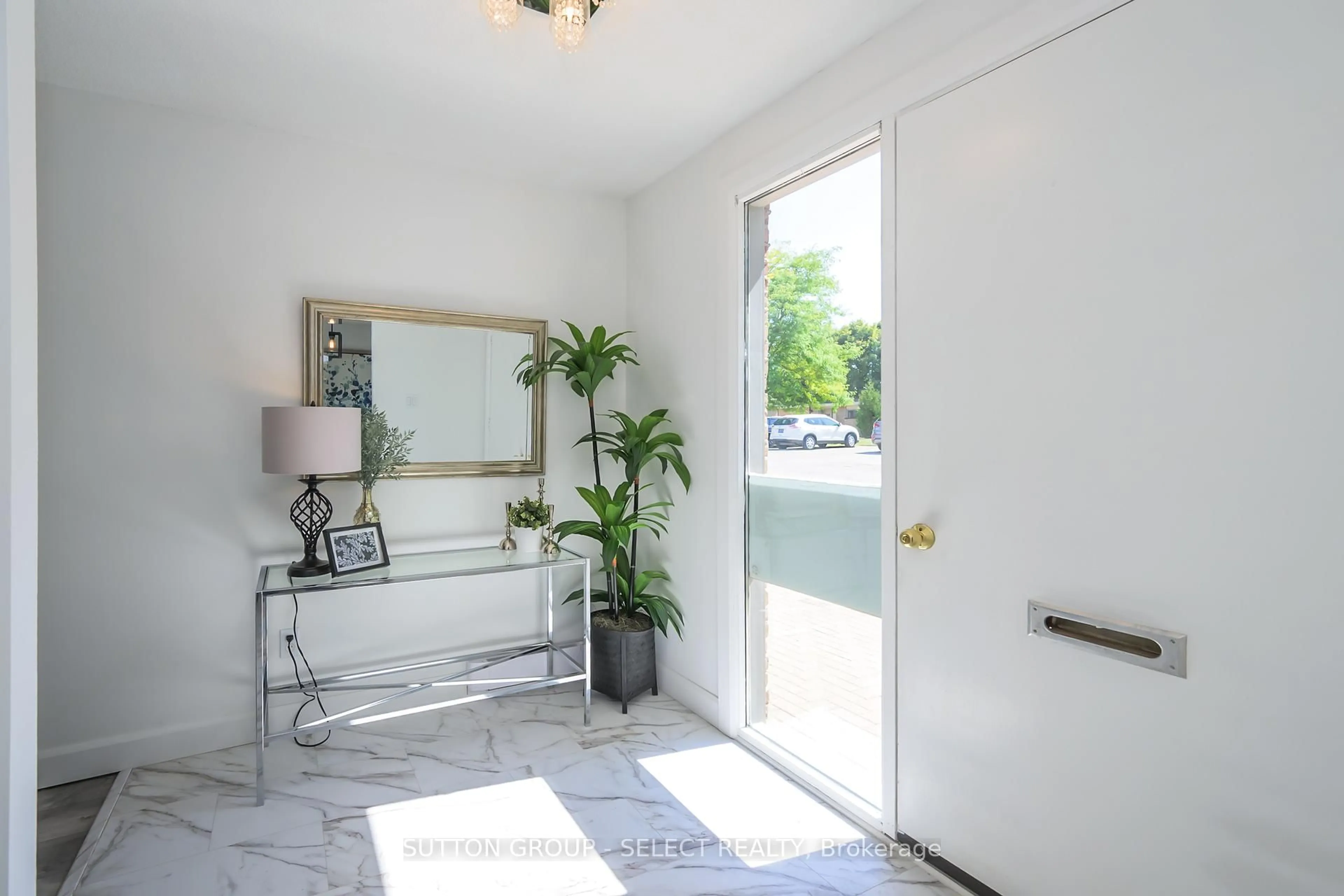 Indoor entryway for 522 CRANBROOK Rd, London South Ontario N6K 2X3