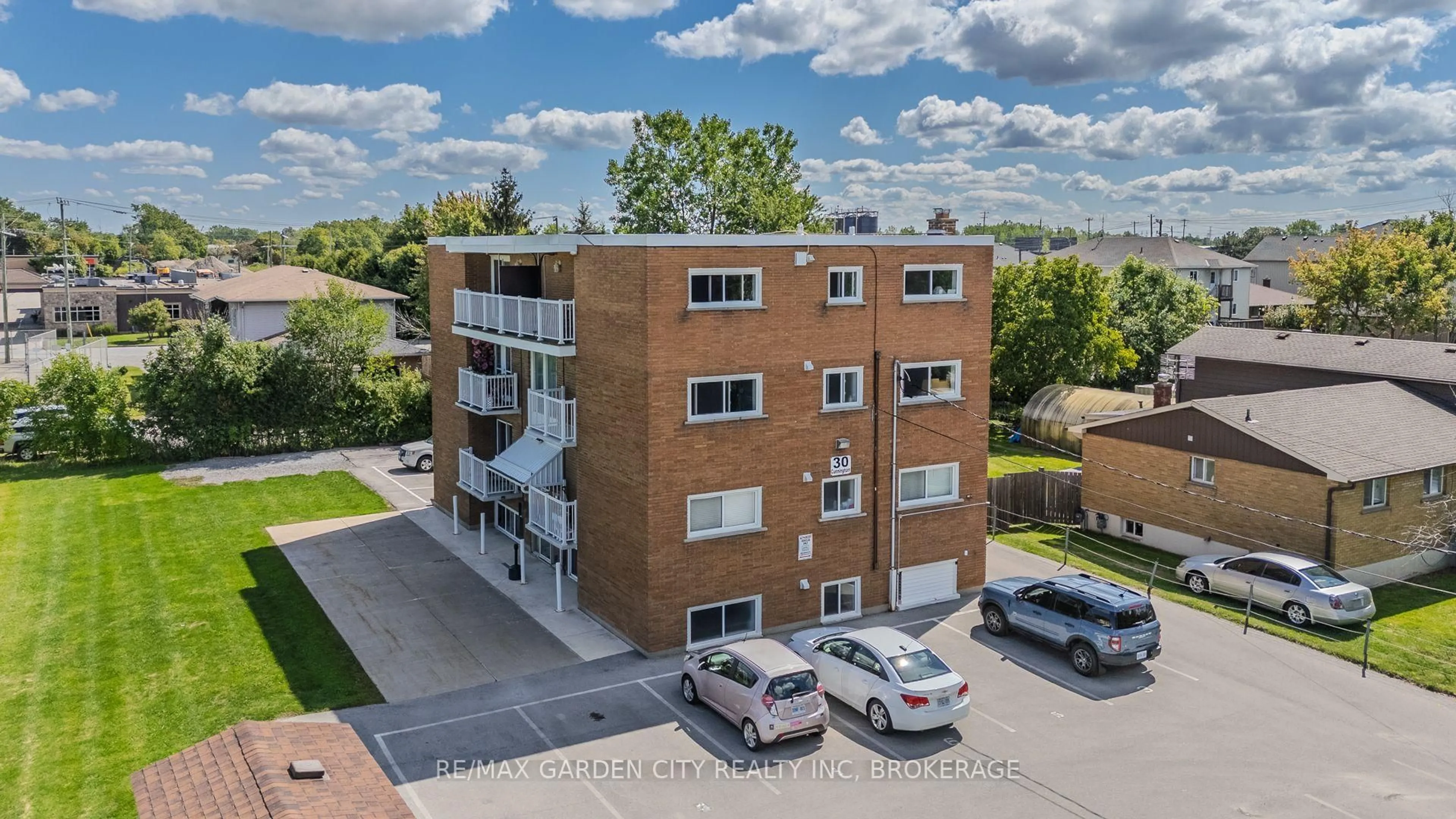 A pic from outside/outdoor area/front of a property/back of a property/a pic from drone, building for 30 Cunningham St, Thorold Ontario L2V 3K8
