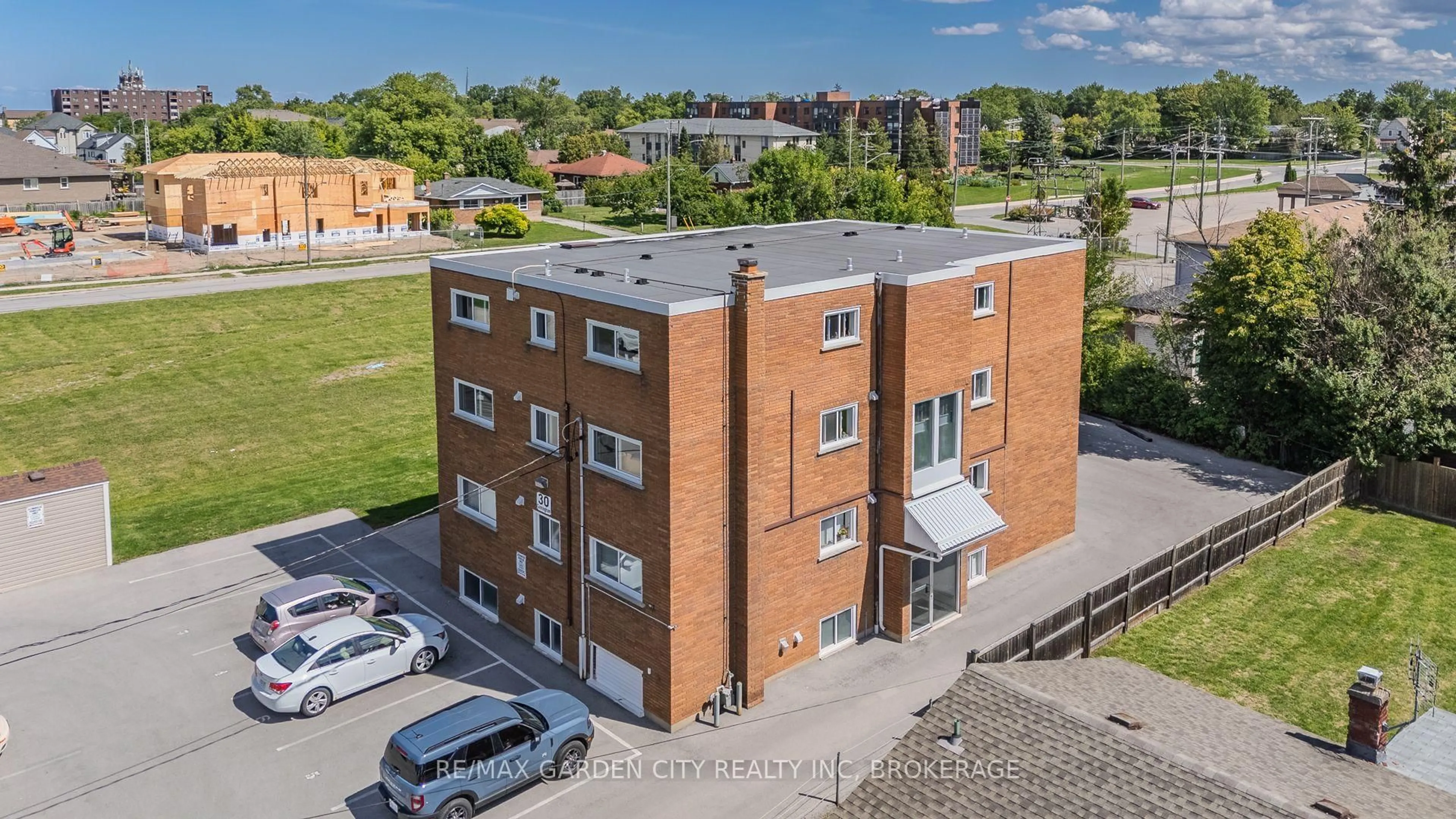 A pic from outside/outdoor area/front of a property/back of a property/a pic from drone, building for 30 Cunningham St, Thorold Ontario L2V 3K8