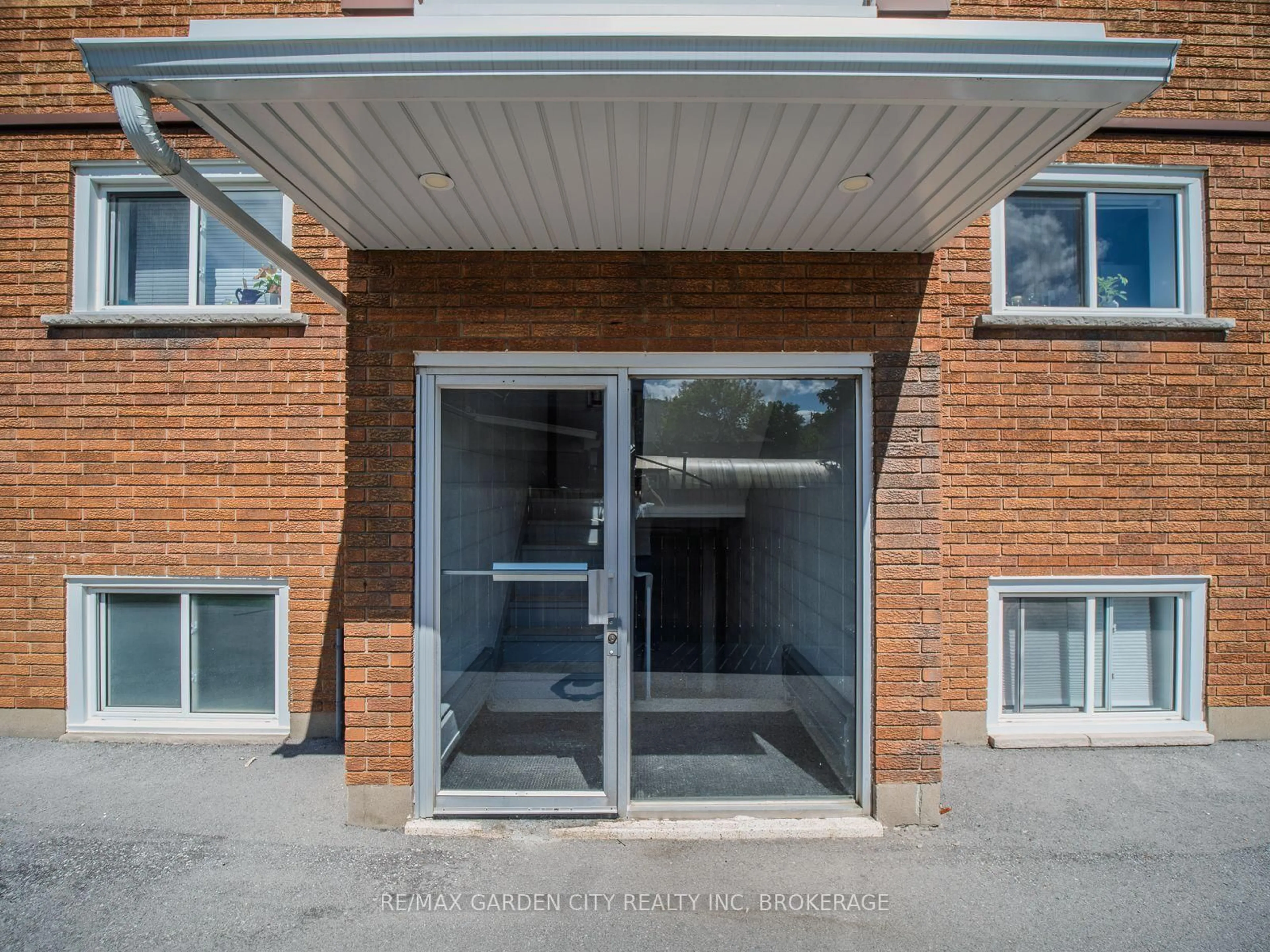 Indoor foyer for 30 Cunningham St, Thorold Ontario L2V 3K8