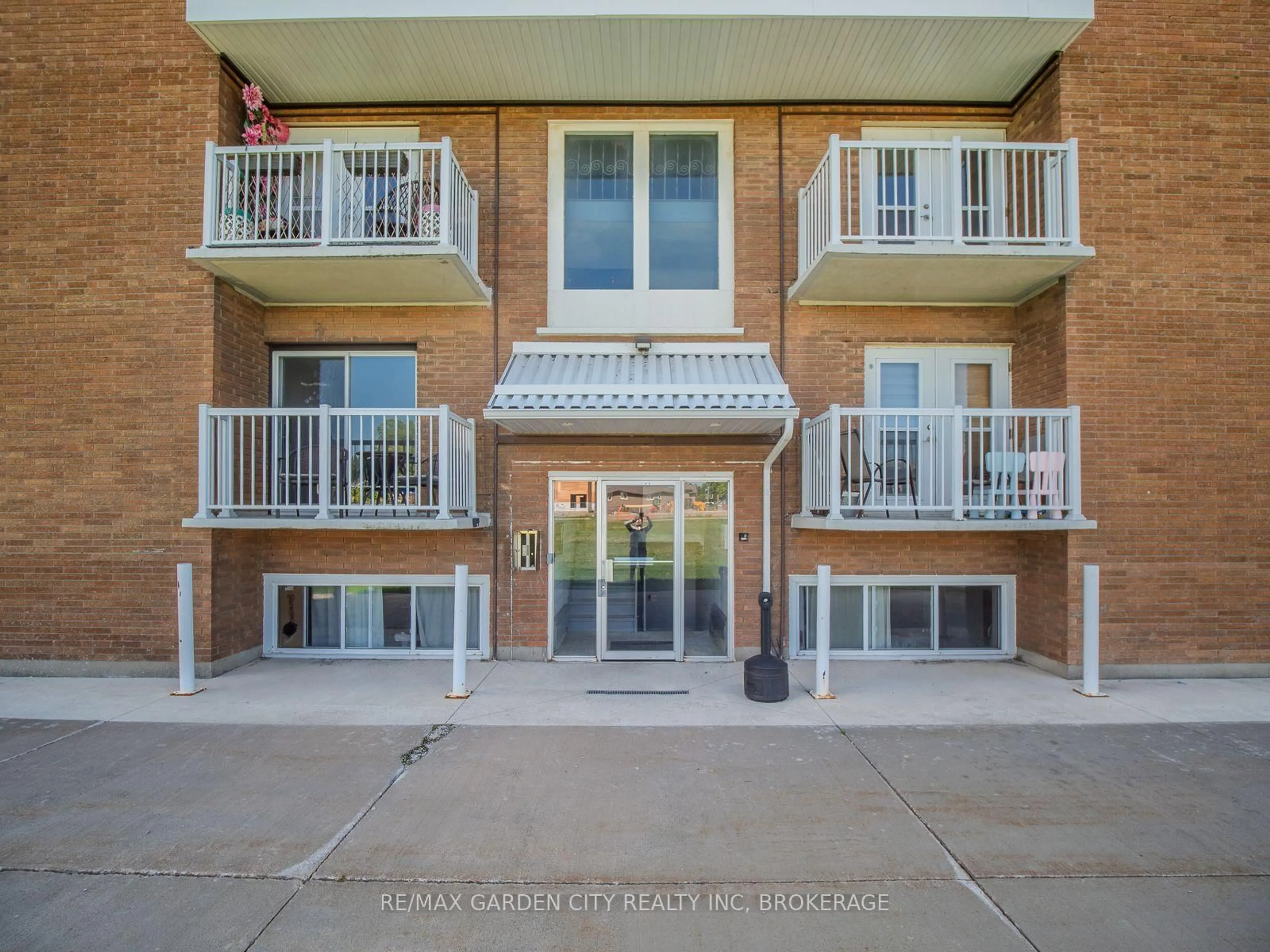 Indoor foyer for 30 Cunningham St, Thorold Ontario L2V 3K8