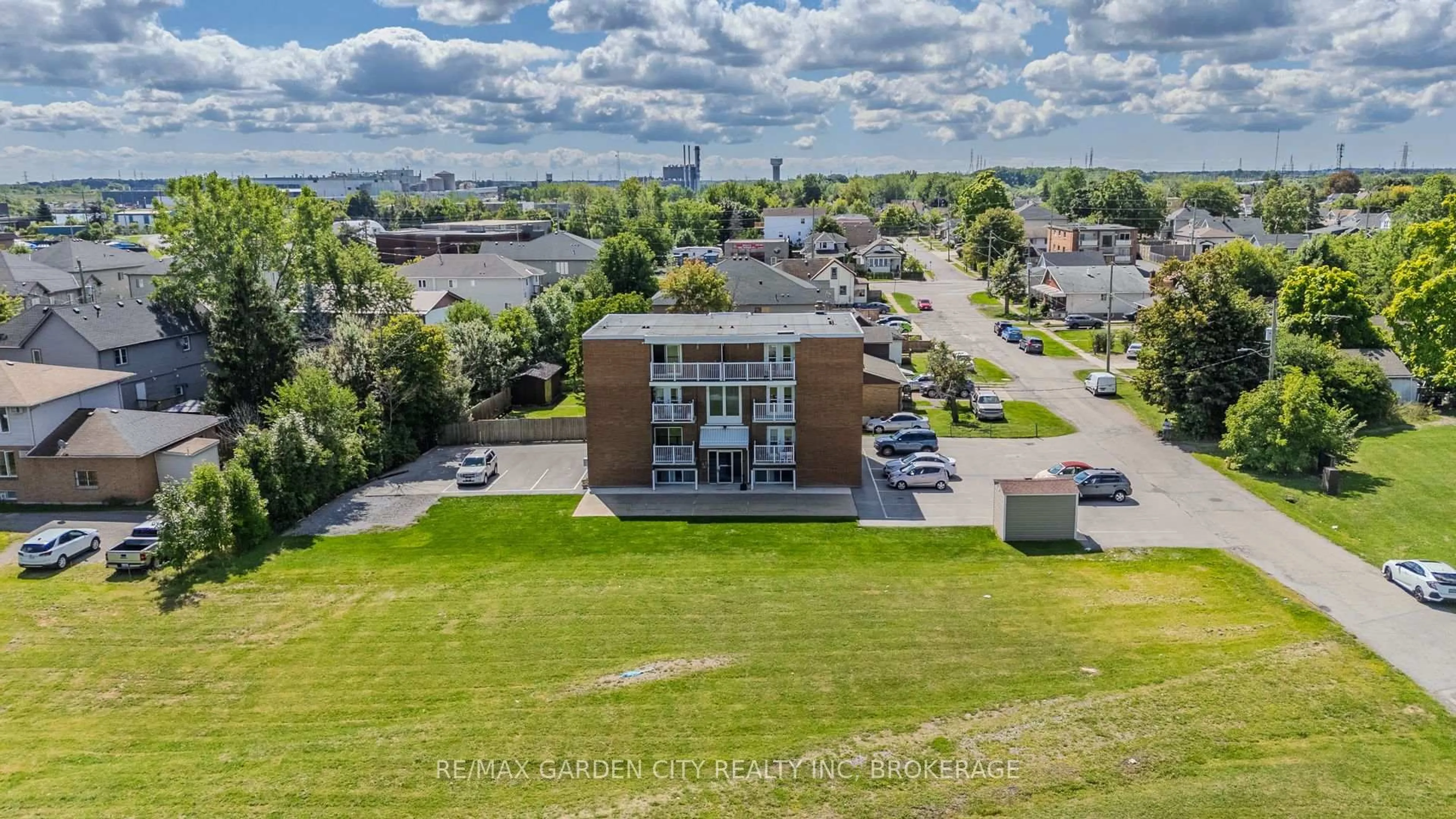 A pic from outside/outdoor area/front of a property/back of a property/a pic from drone, unknown for 30 Cunningham St, Thorold Ontario L2V 3K8