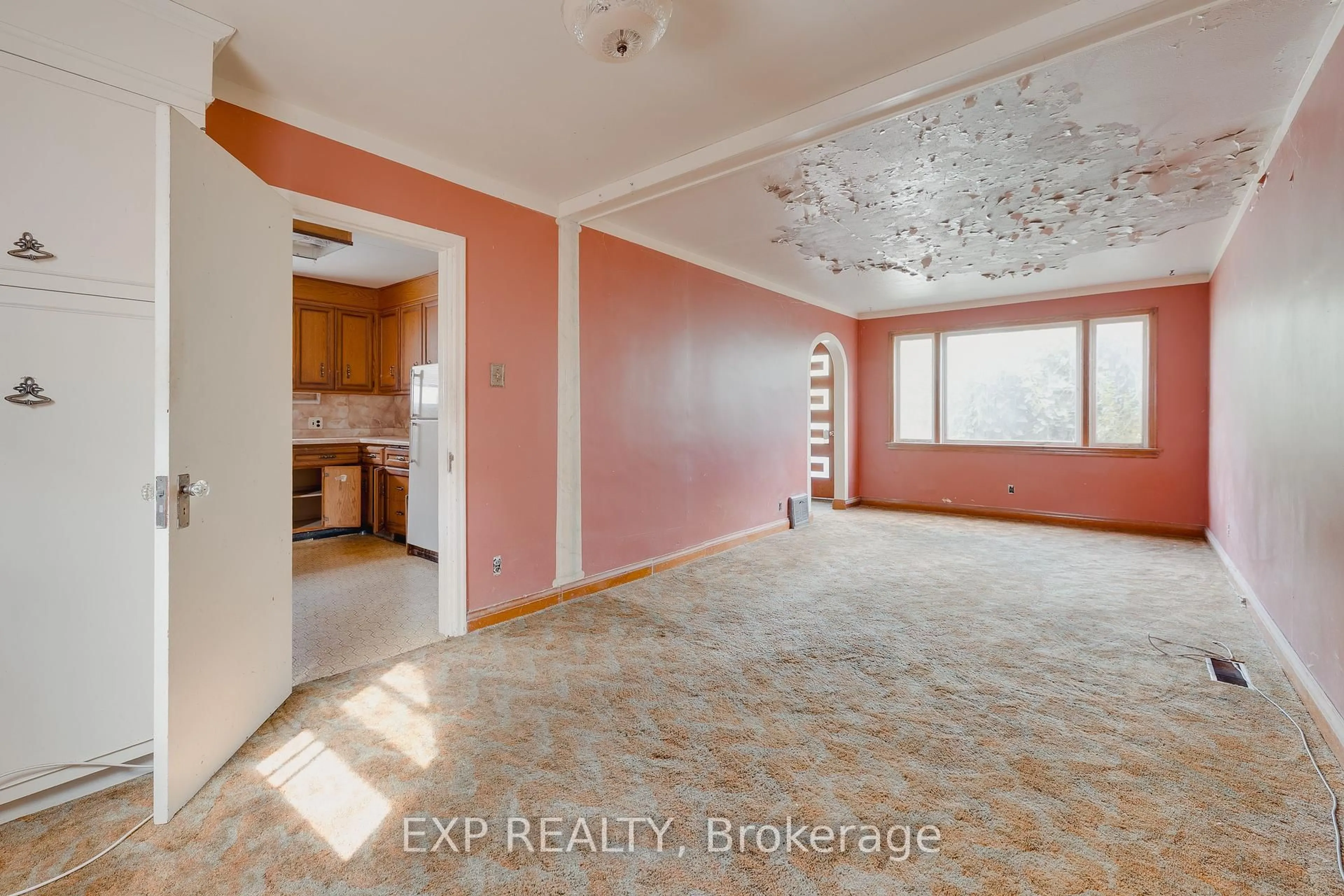 Indoor entryway for 563 Wellington St, Kitchener Ontario N2H 5L6