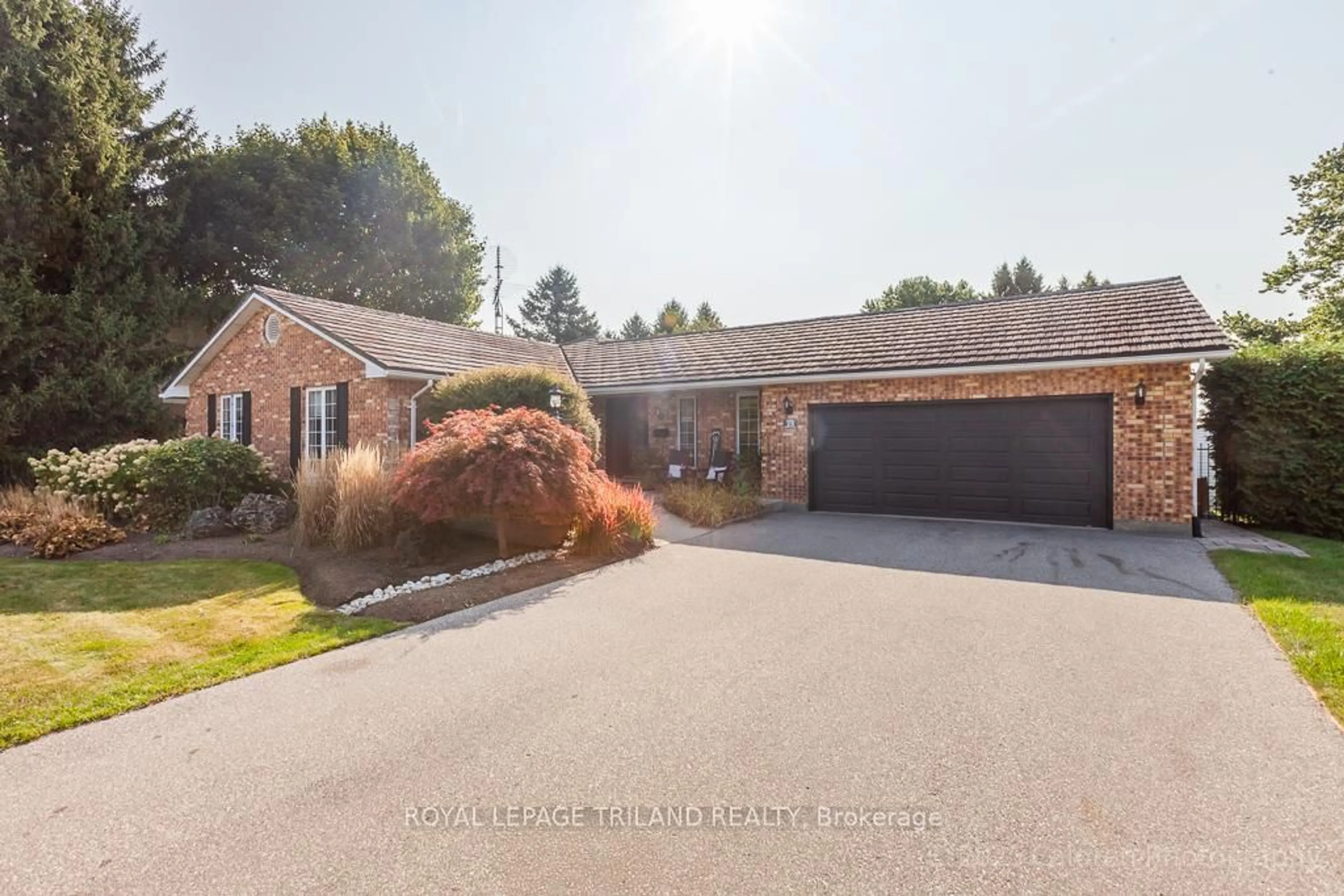 A pic from outside/outdoor area/front of a property/back of a property/a pic from drone, street for 25 MONTEITH Ave, Thames Centre Ontario N0M 2P0
