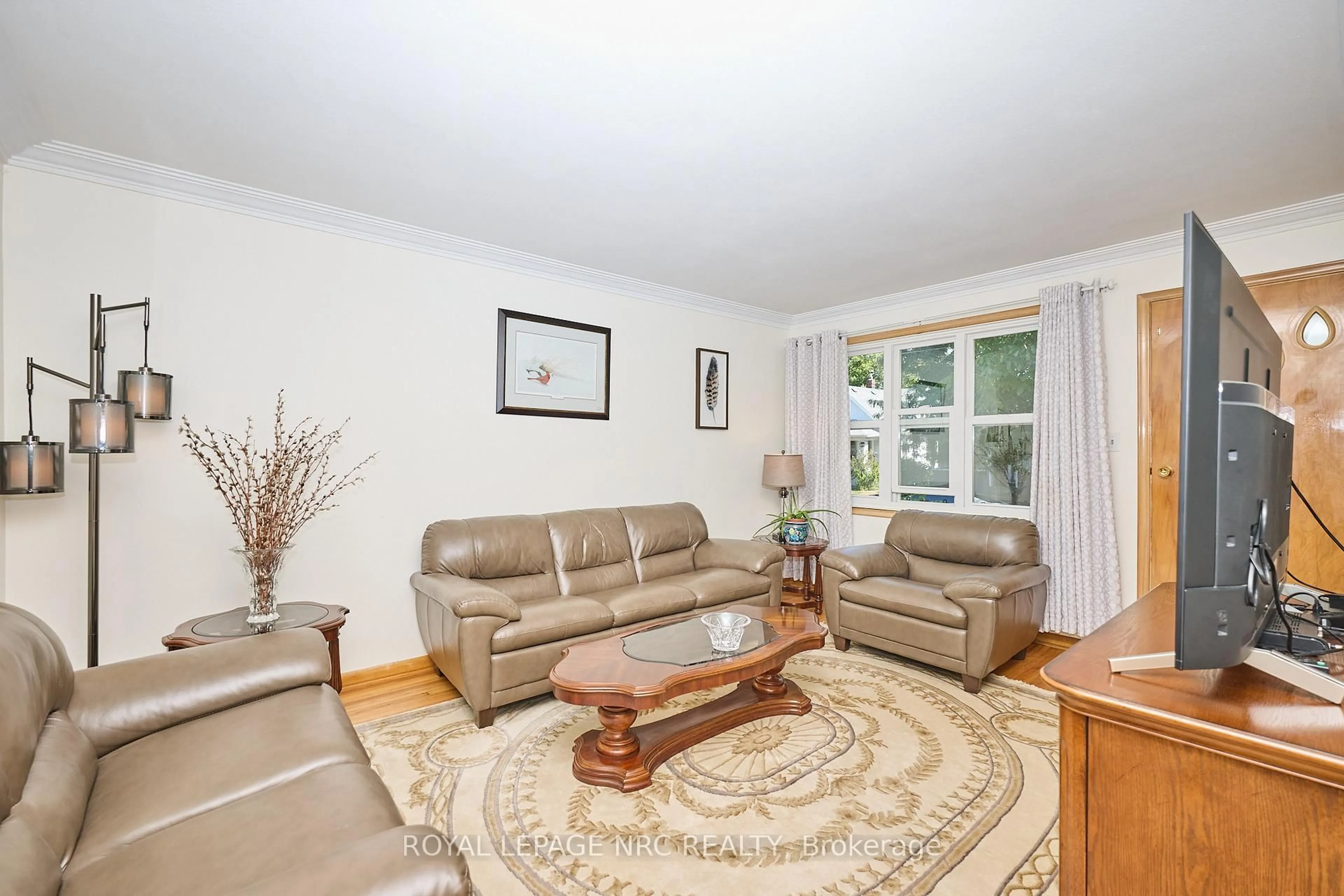 Living room with furniture, unknown for 53 Concord Ave, St. Catharines Ontario L2M 5N7