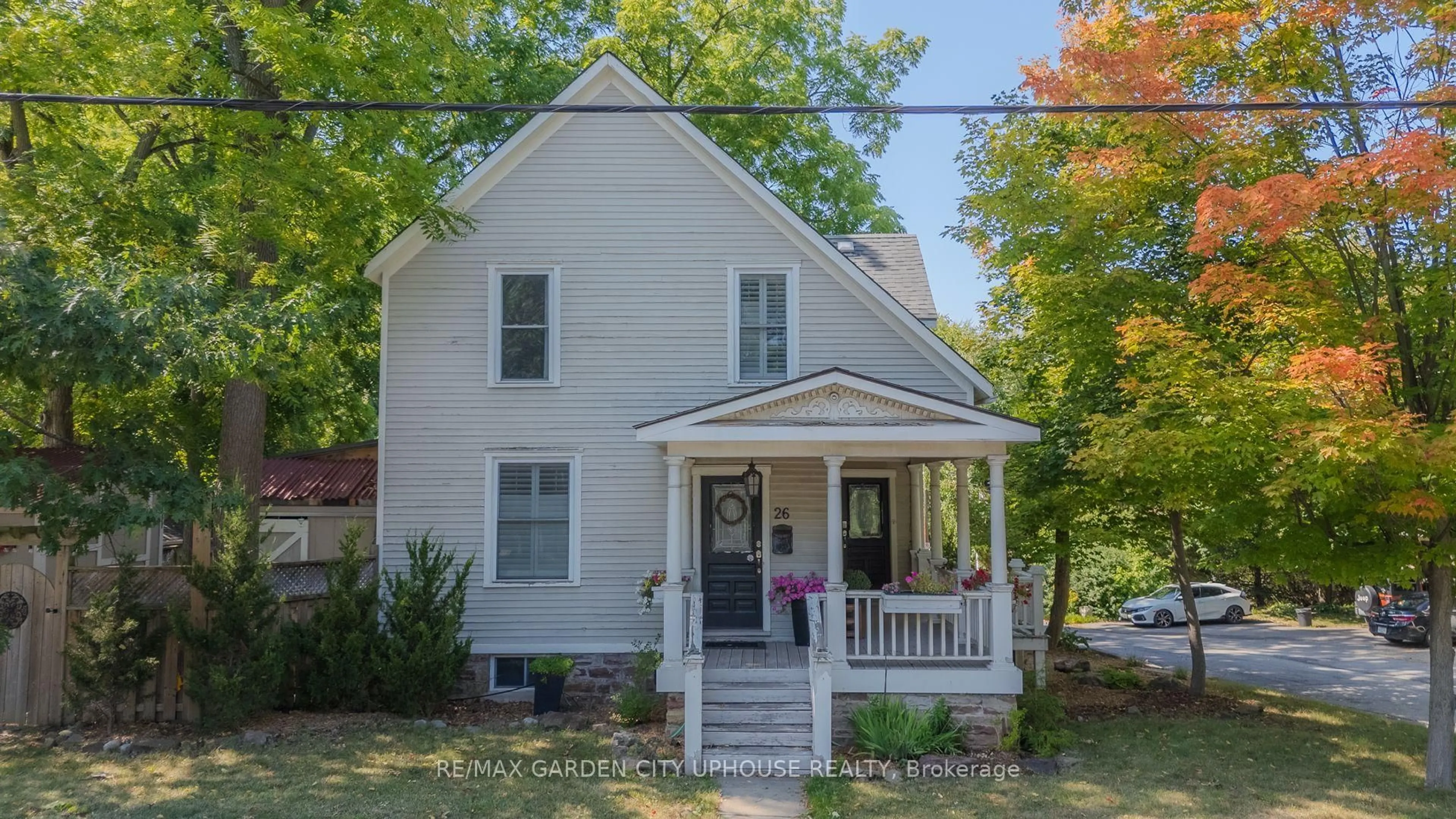 Home with vinyl exterior material, street for 26 Mountain St, Grimsby Ontario L3M 3K1