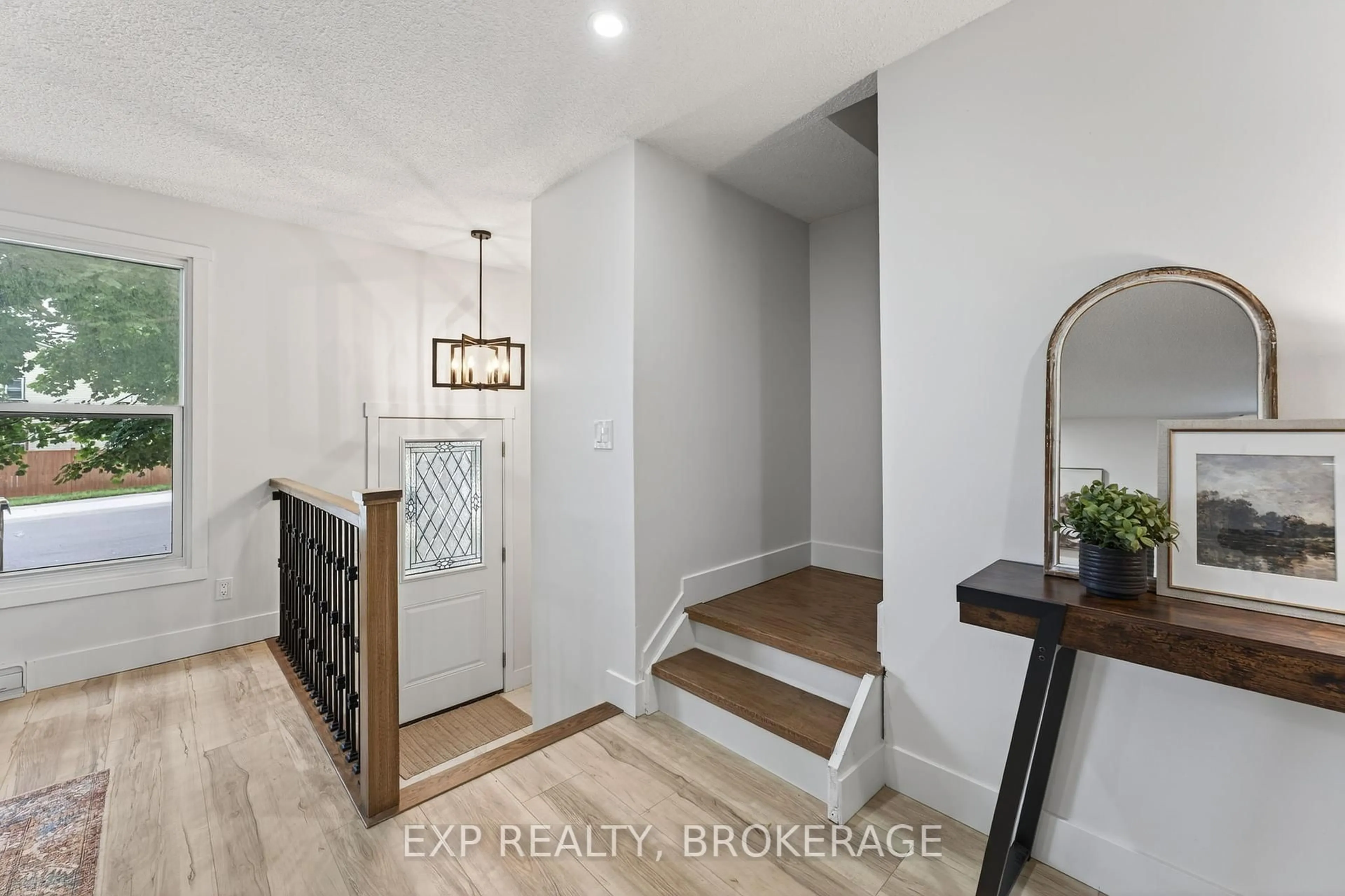Indoor entryway for 834 CEDARWOOD Dr, Kingston Ontario K7P 1K8