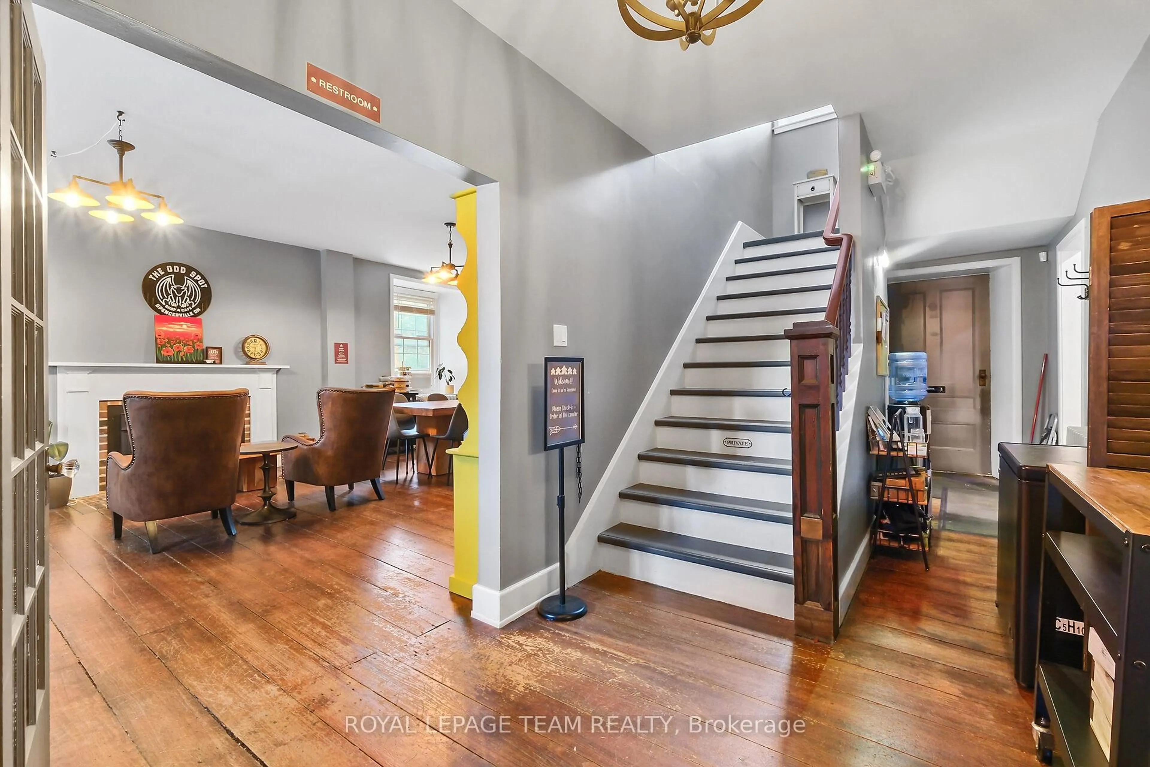 Indoor foyer for 6 Spencer St, Edwardsburgh/Cardinal Ontario K0E 1X0