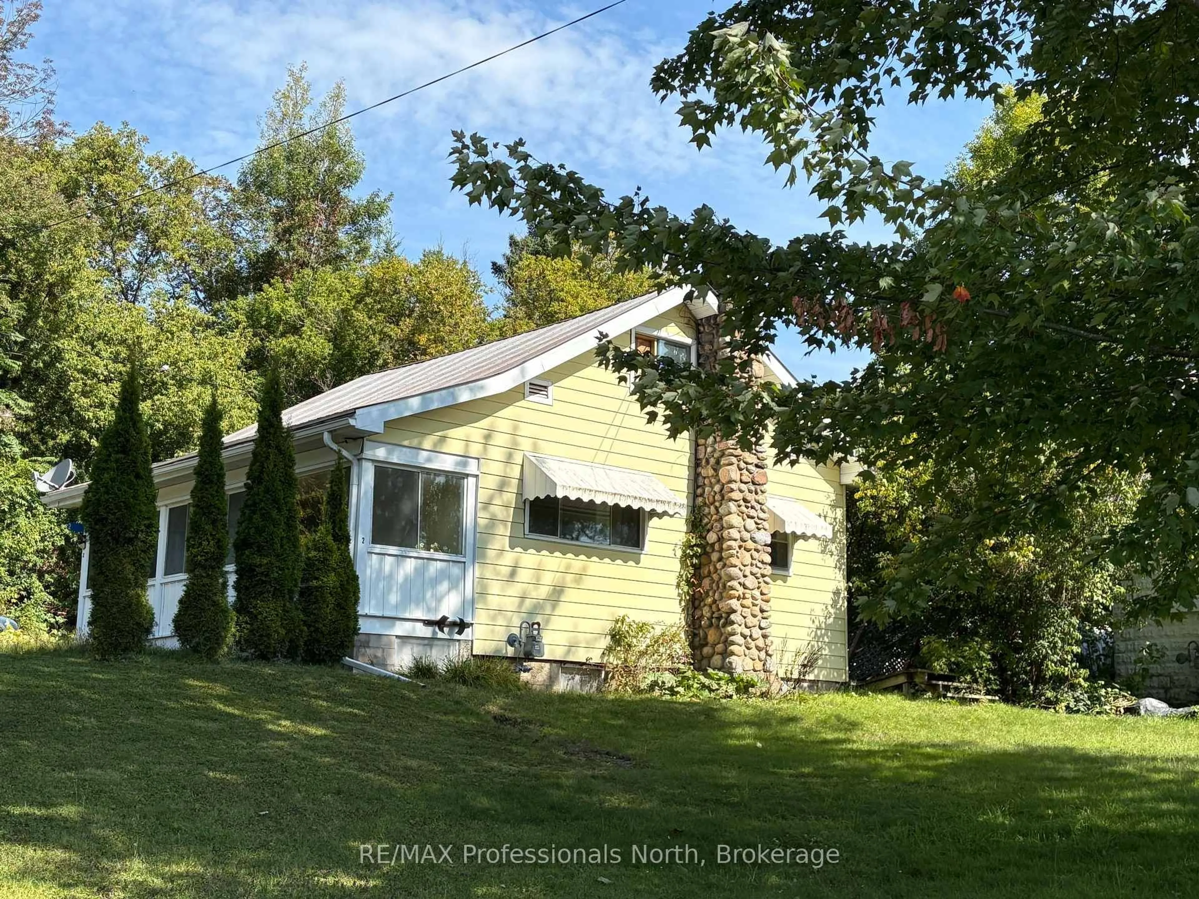 A pic from outside/outdoor area/front of a property/back of a property/a pic from drone, building for 2 South Fetterly St, Huntsville Ontario P1H 1K7