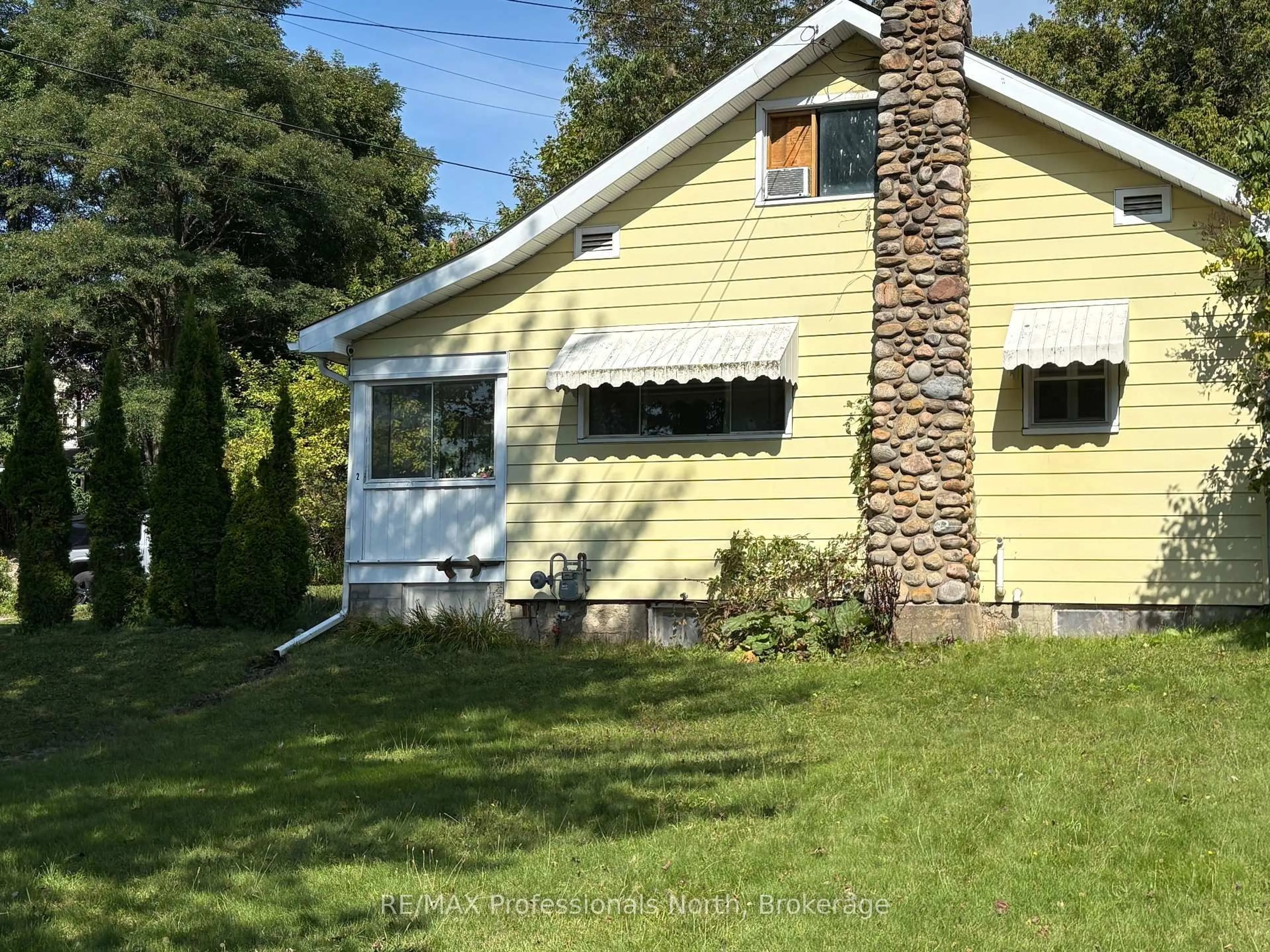 Home with vinyl exterior material, street for 2 South Fetterly St, Huntsville Ontario P1H 1K7