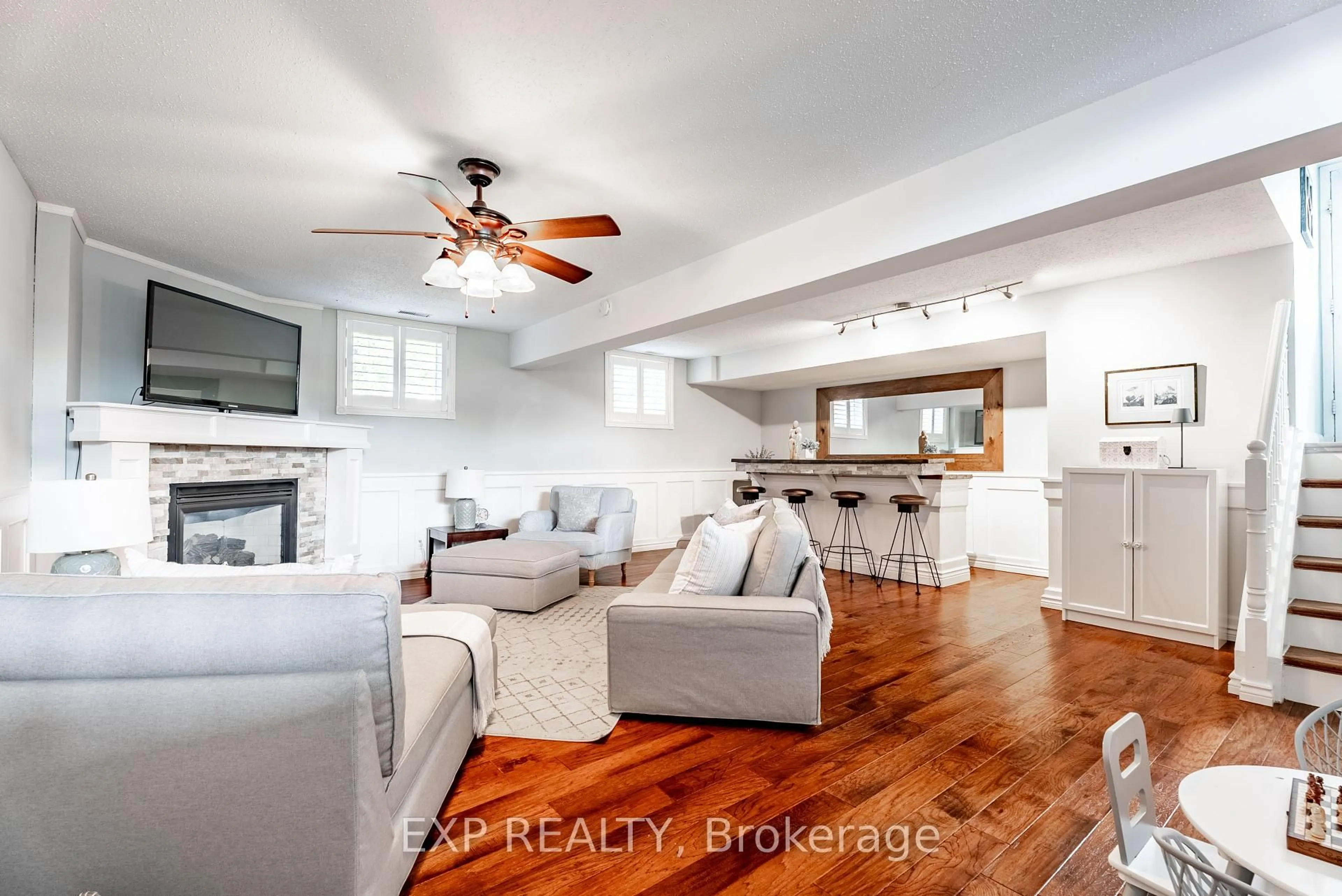 Living room with furniture, unknown for 10 Stonehenge Pl, Kitchener Ontario N2N 2N1