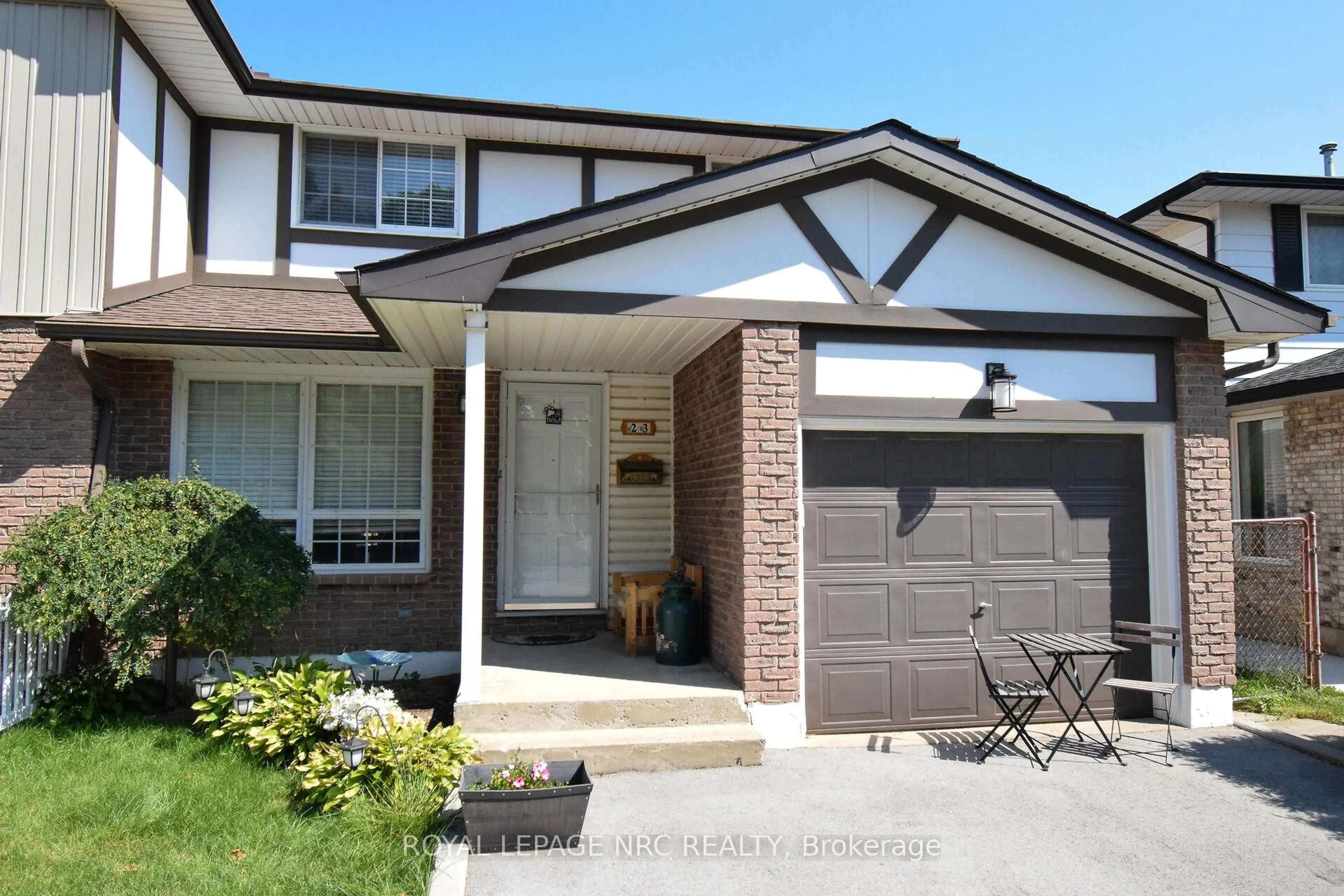 Home with vinyl exterior material, street for 23 GREYSTONE Cres, St. Catharines Ontario L2N 6P1