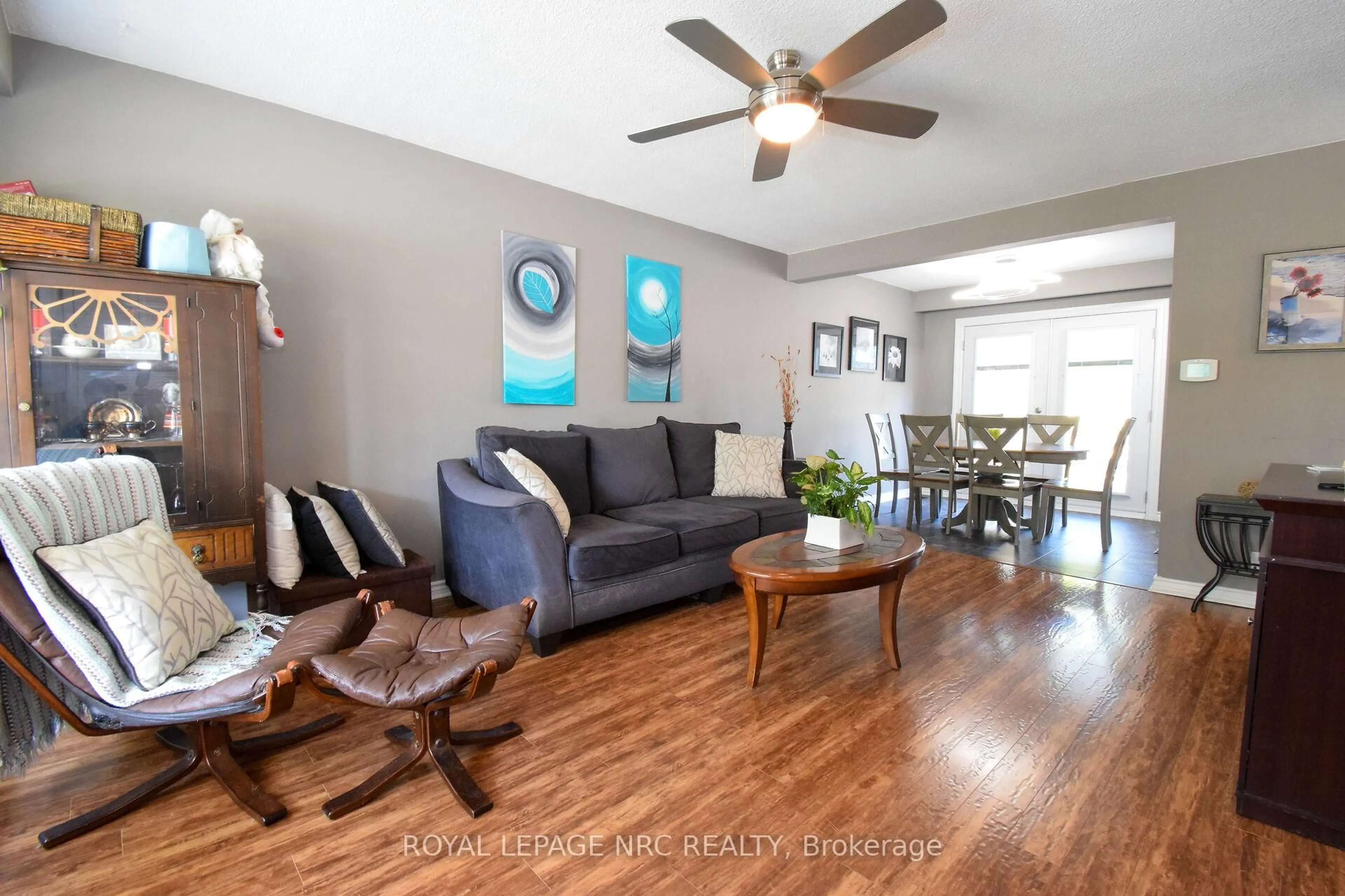 Living room with furniture, wood/laminate floor for 23 GREYSTONE Cres, St. Catharines Ontario L2N 6P1
