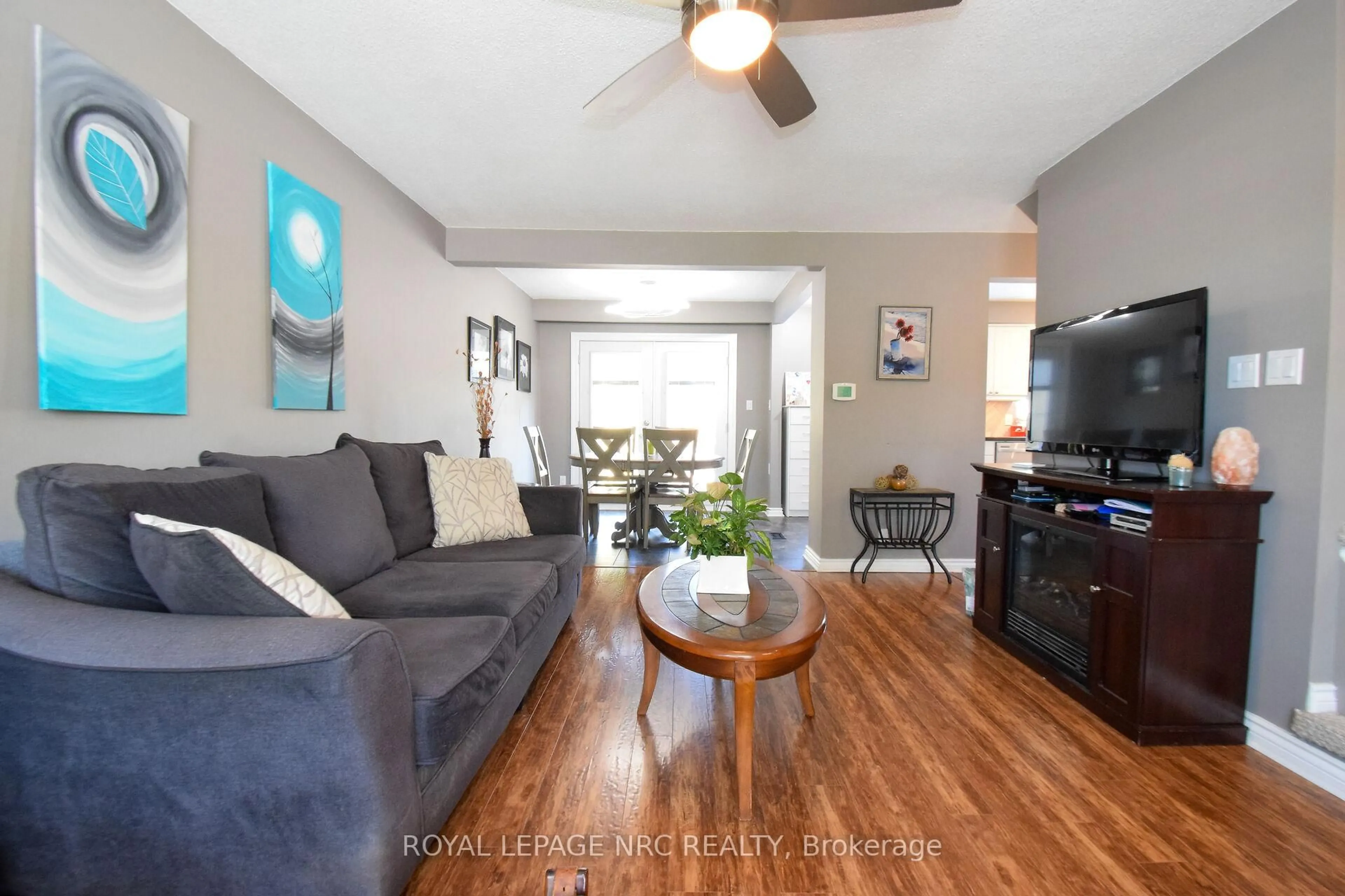 Living room with furniture, wood/laminate floor for 23 GREYSTONE Cres, St. Catharines Ontario L2N 6P1