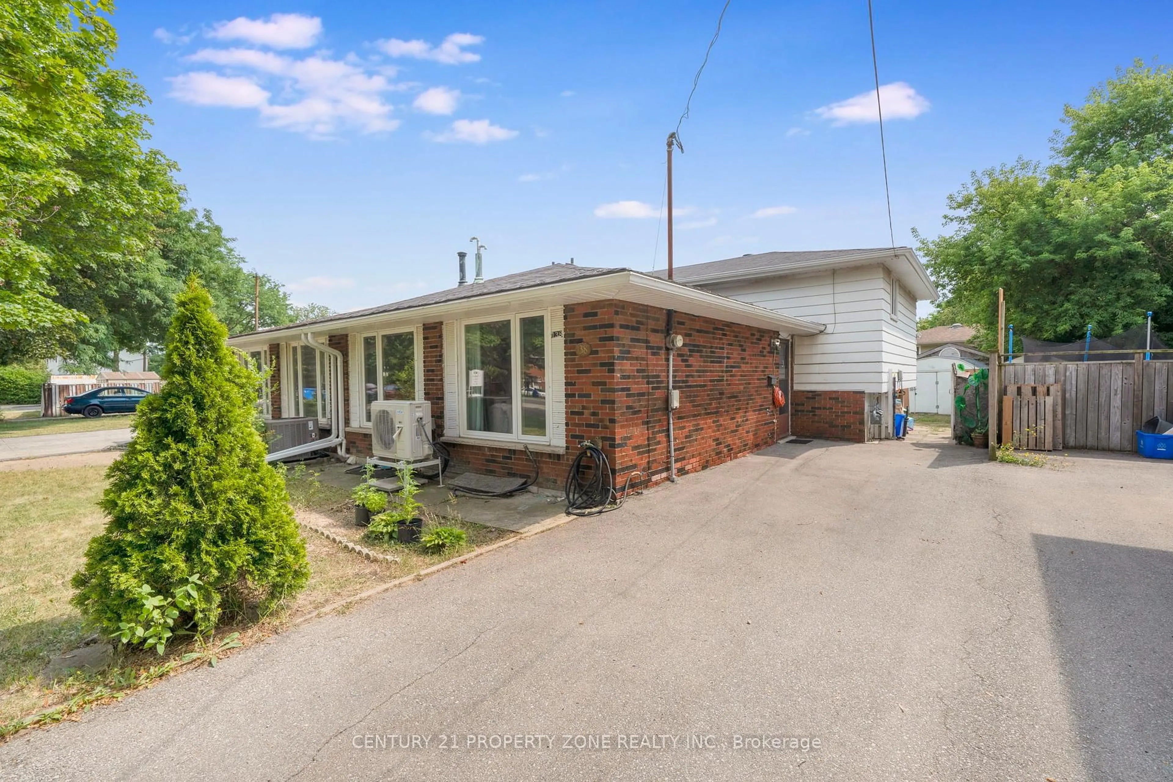 A pic from outside/outdoor area/front of a property/back of a property/a pic from drone, street for 138 Berkindale Dr, Hamilton Ontario L8E 1M5