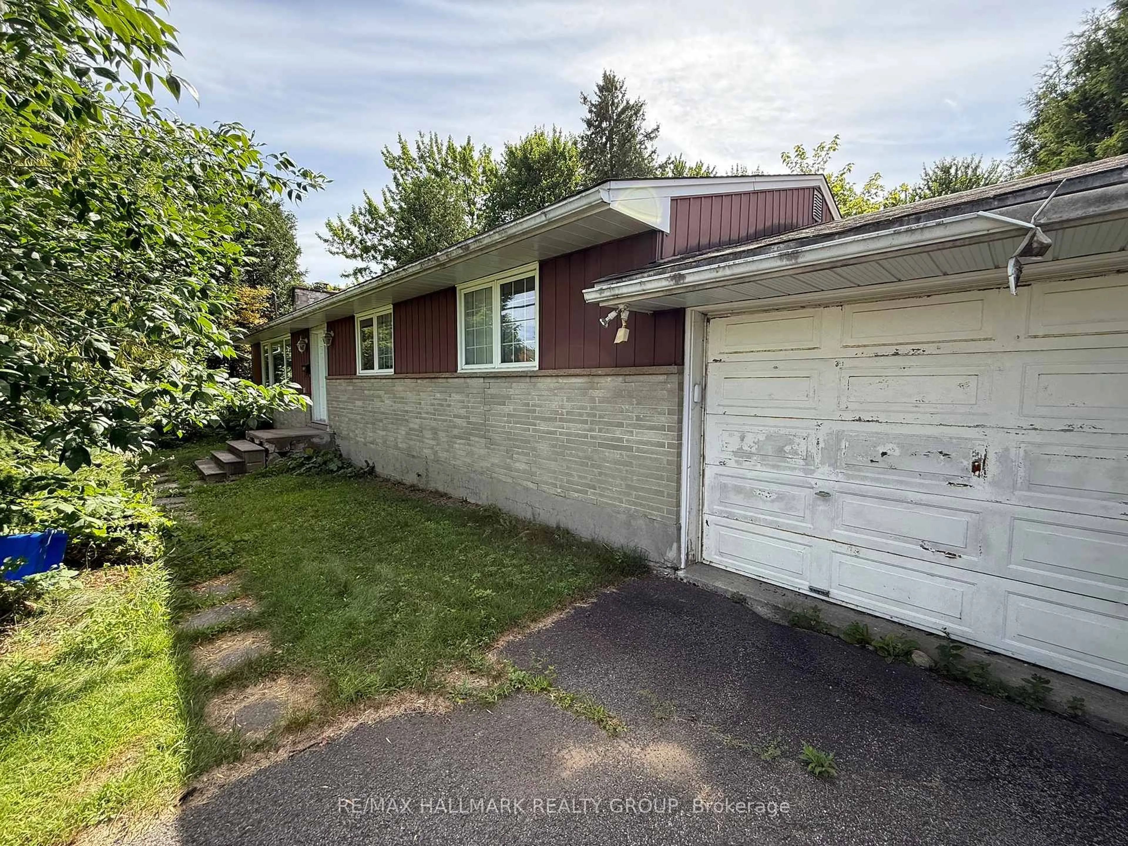 A pic from outside/outdoor area/front of a property/back of a property/a pic from drone, street for 2516 Page Rd, Ottawa Ontario K1W 1E2