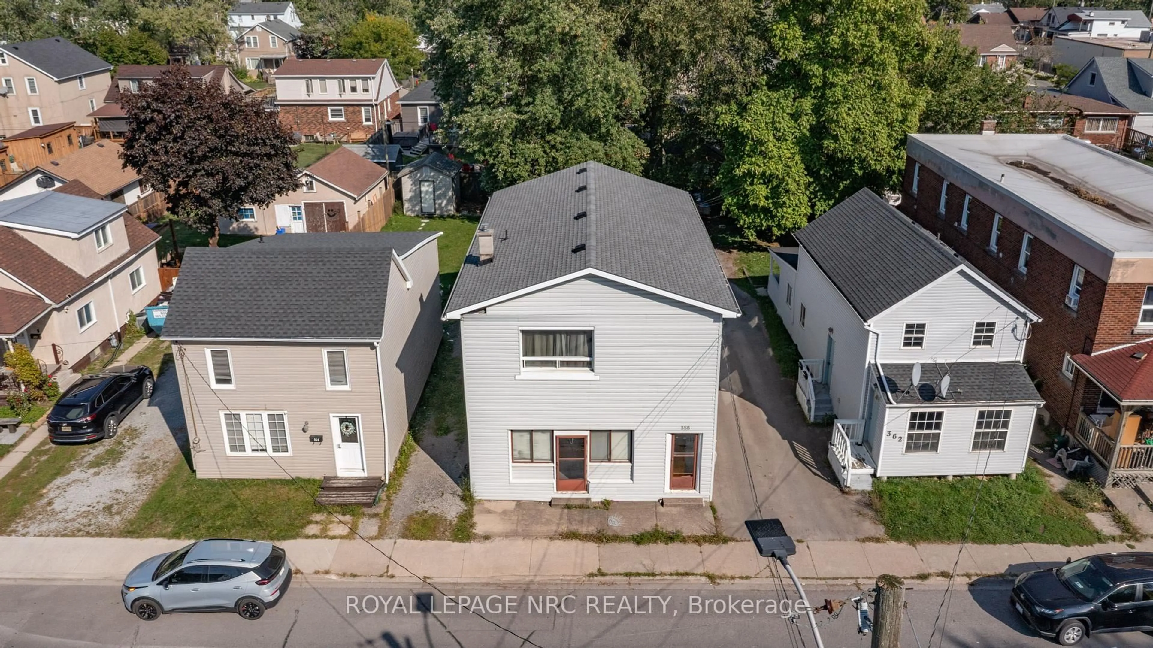 A pic from outside/outdoor area/front of a property/back of a property/a pic from drone, street for 358 Crowland Ave, Welland Ontario L3B 1X7