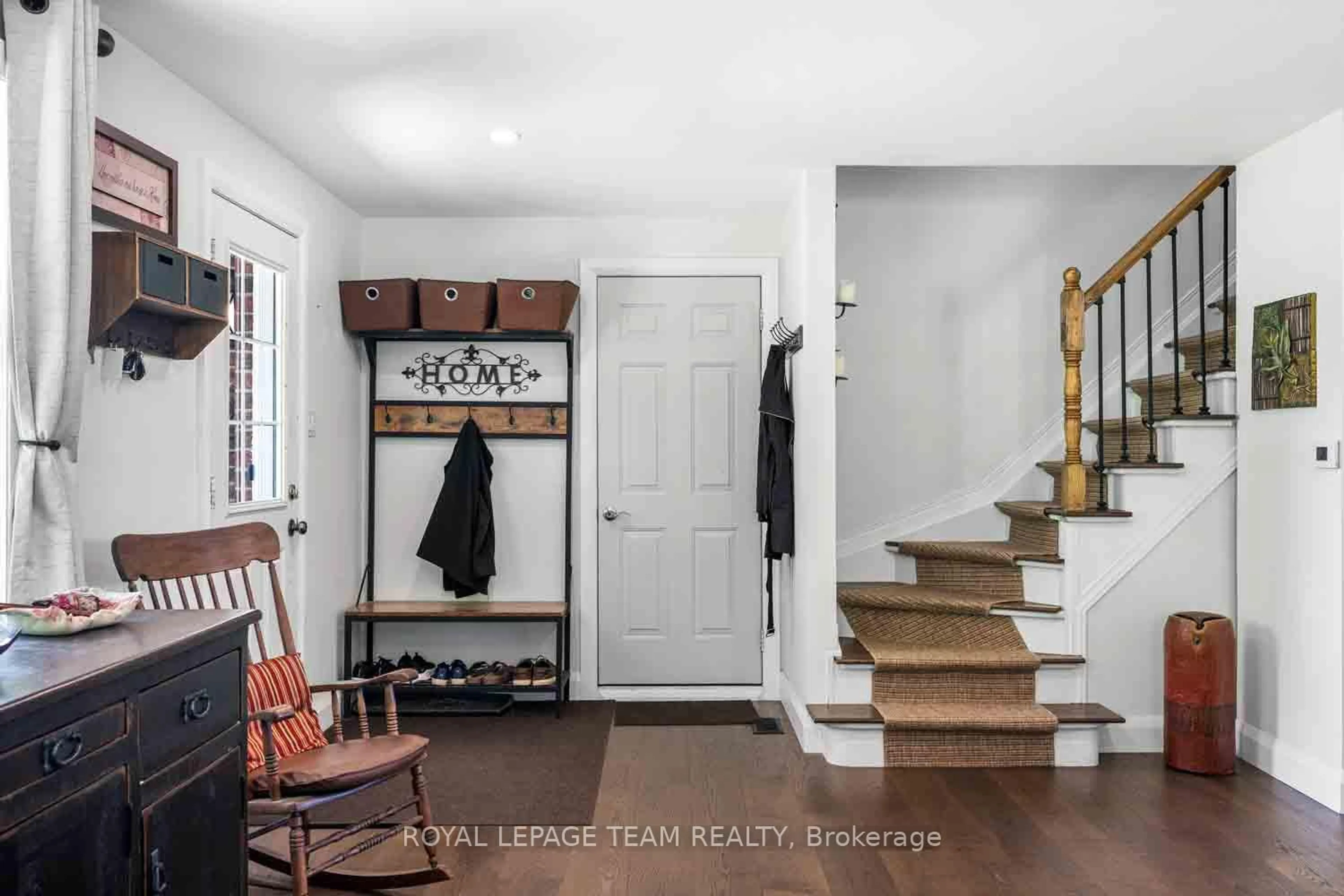 Indoor entryway for 1271 COLLIER Cres, Ottawa Ontario K4P 1C1