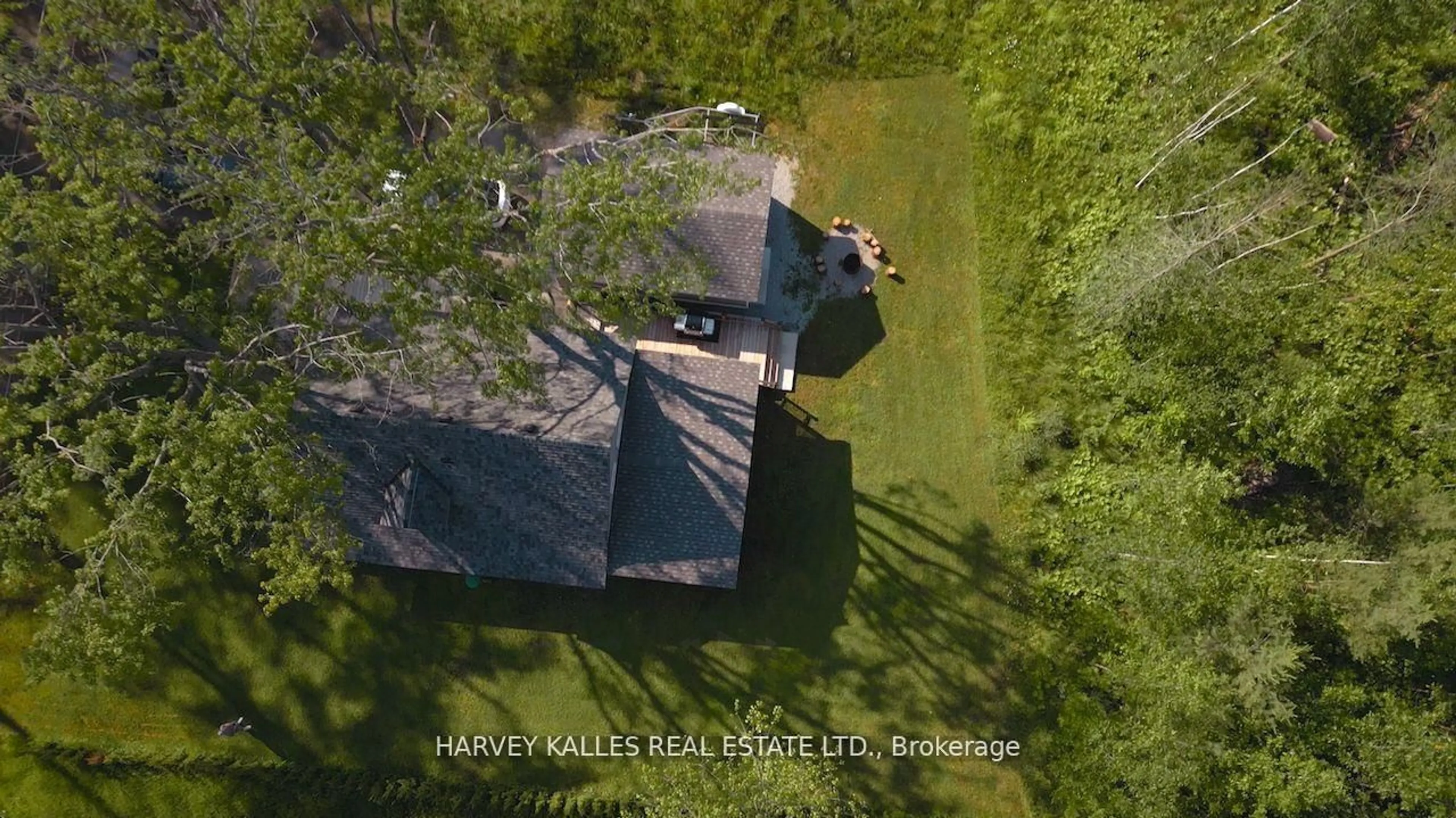 A pic from outside/outdoor area/front of a property/back of a property/a pic from drone, unknown for 1002 Chippawa Ave, Gravenhurst Ontario P1P 1R1