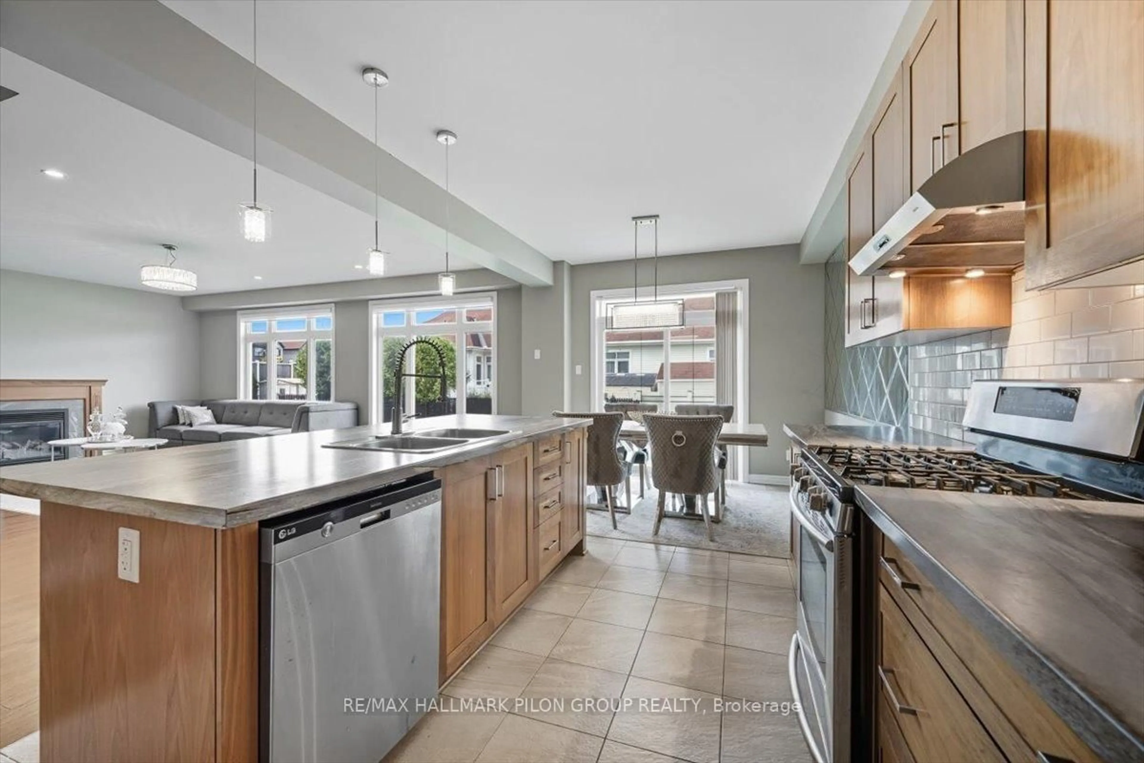Open concept kitchen, ceramic/tile floor for 502 Strasbourg St, Ottawa Ontario K4A 0M7