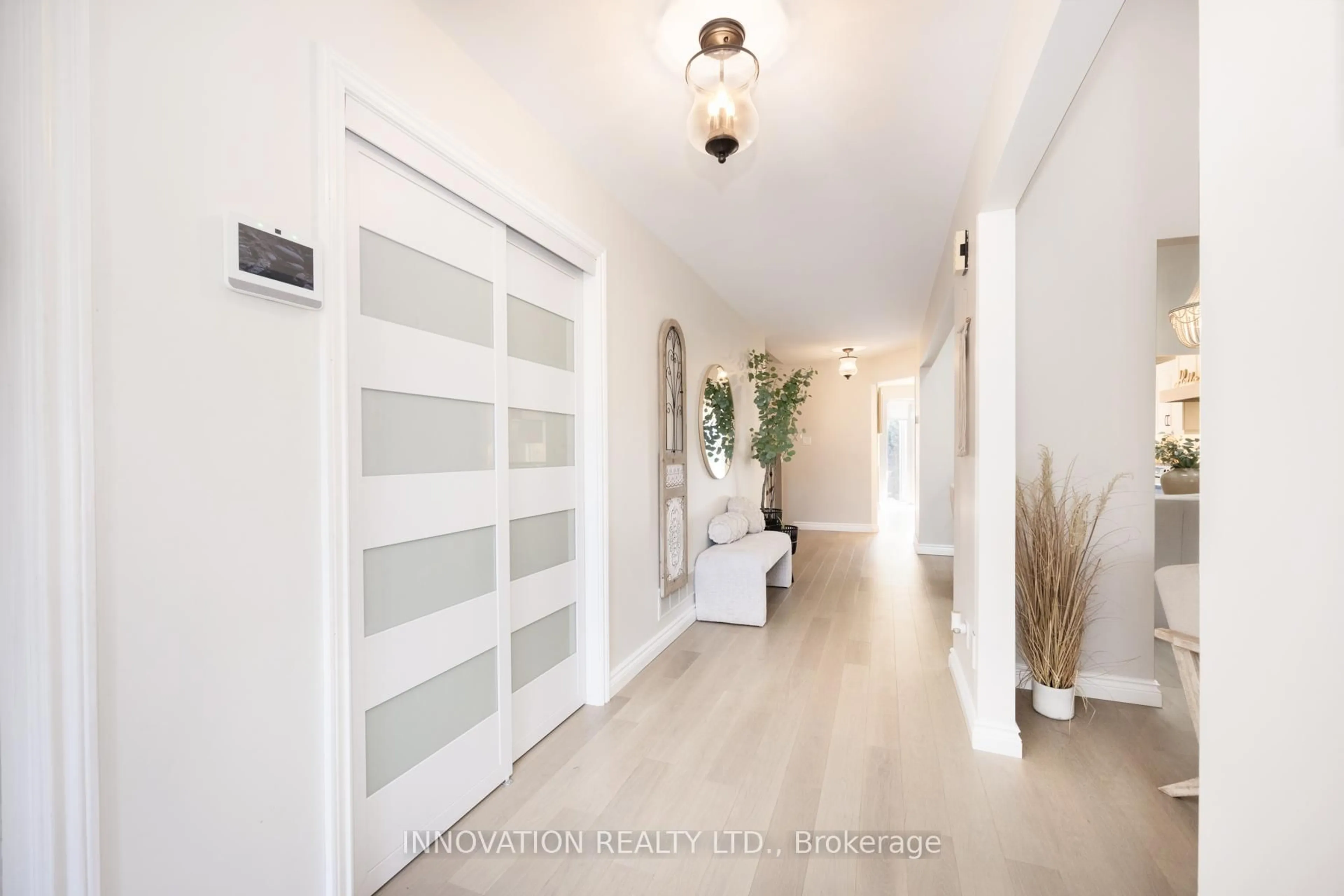 Indoor entryway for 6594 Delorme Ave, Orleans Ontario K1C 6N6