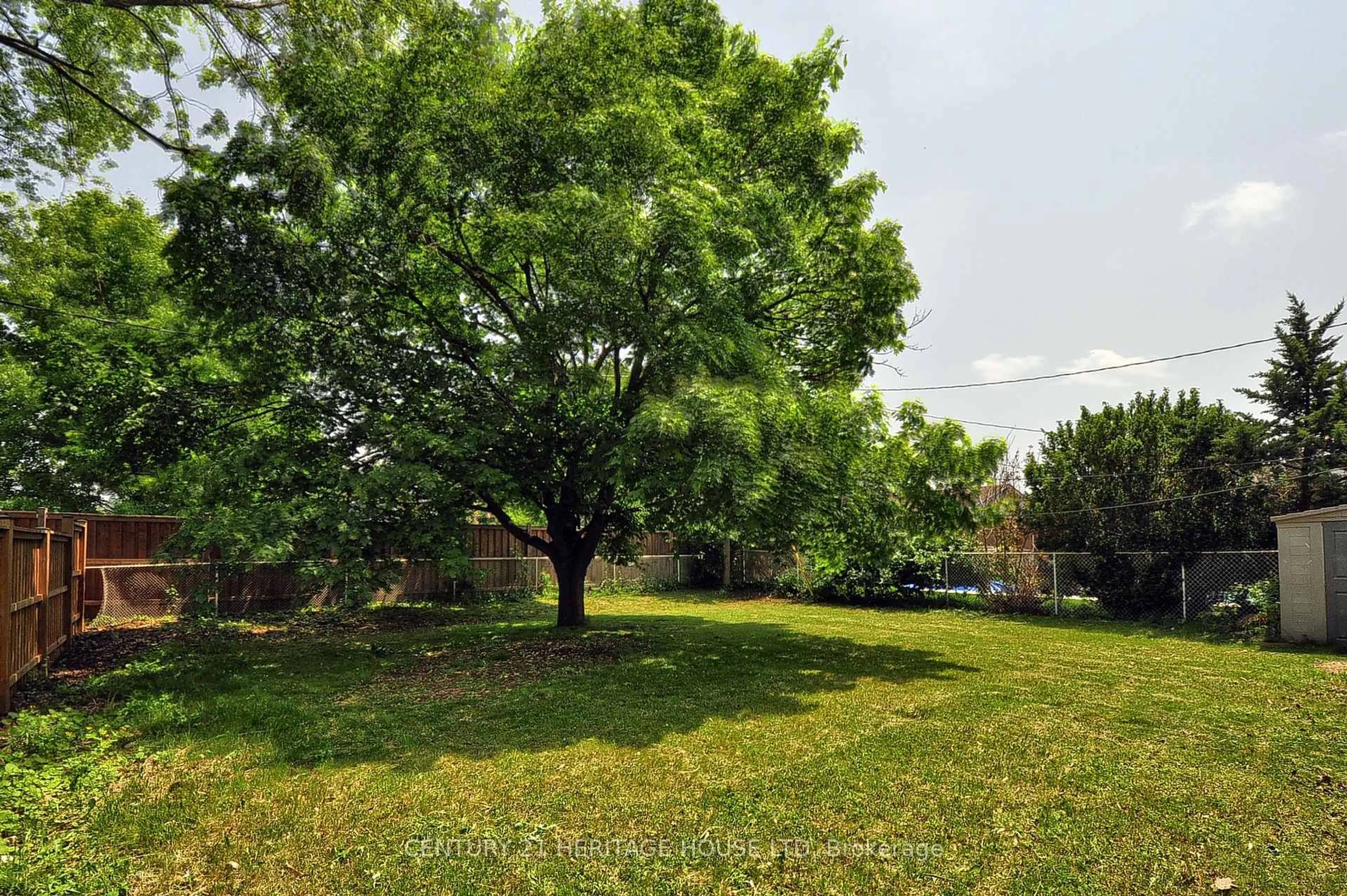 A pic from outside/outdoor area/front of a property/back of a property/a pic from drone, forest/trees view for 1083 Rose St, Cambridge Ontario N3H 2G6