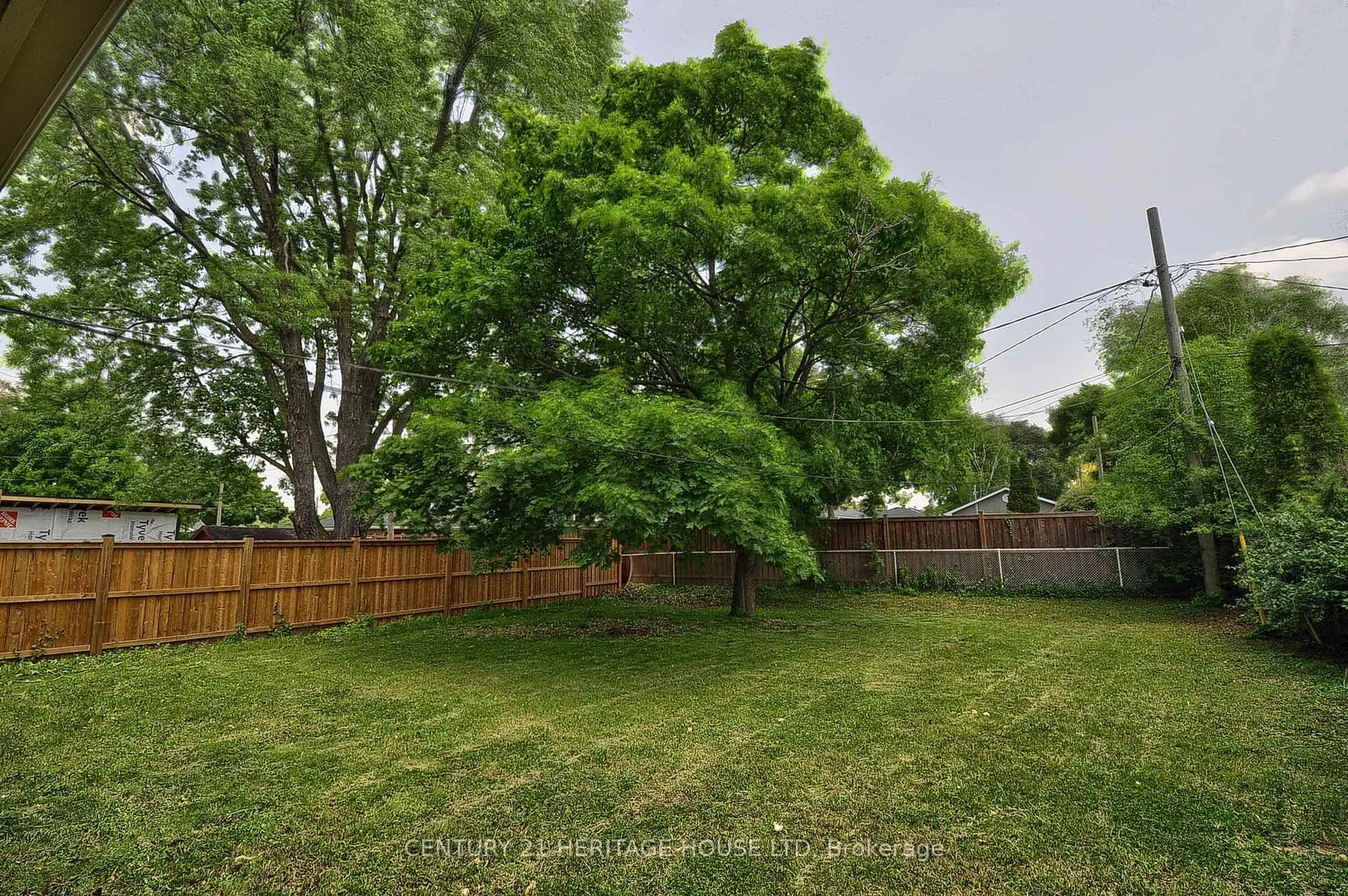 A pic from outside/outdoor area/front of a property/back of a property/a pic from drone, forest/trees view for 1083 Rose St, Cambridge Ontario N3H 2G6