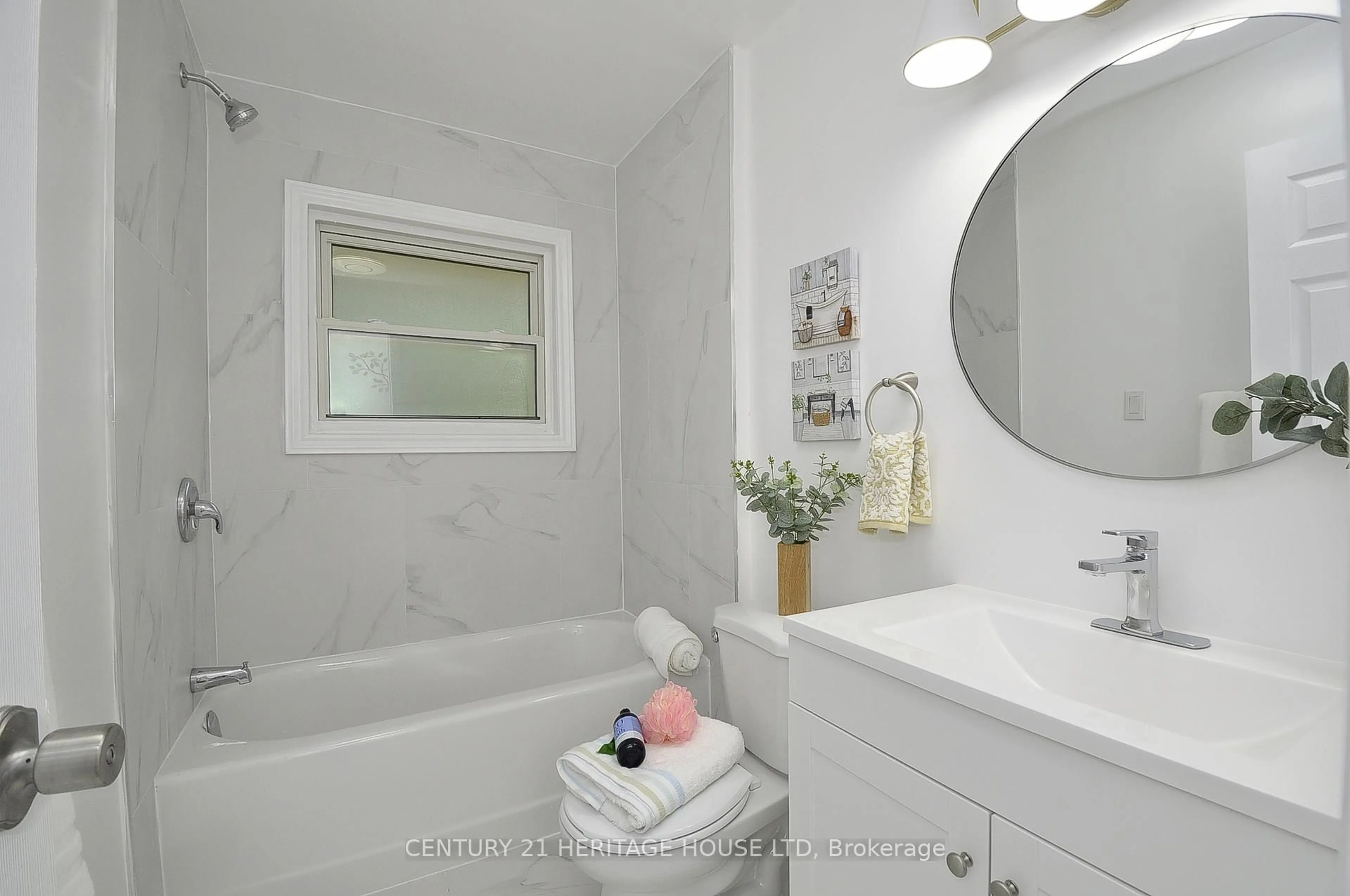 Standard bathroom, ceramic/tile floor for 1083 Rose St, Cambridge Ontario N3H 2G6