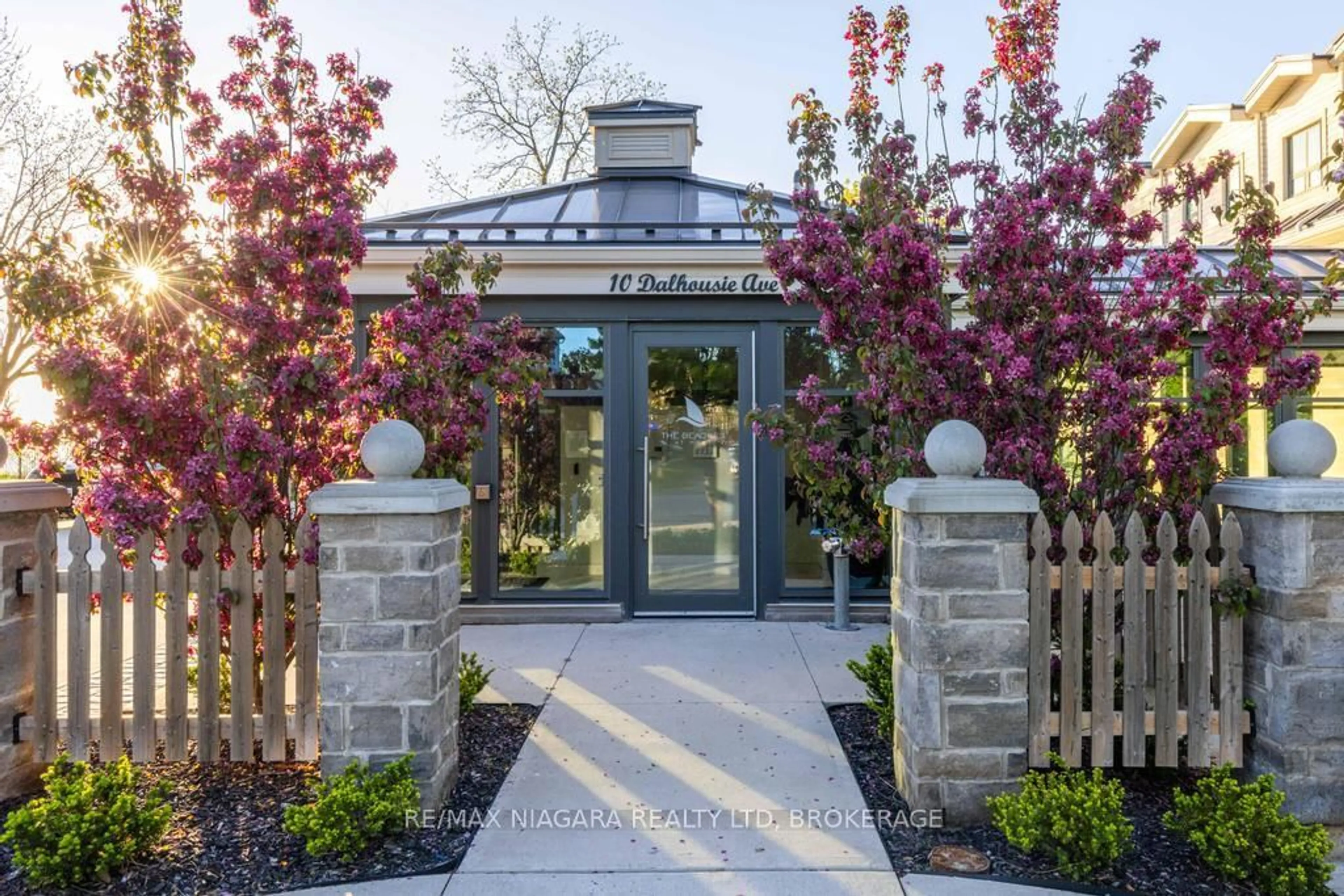 Indoor entryway for 10 Dalhousie Ave #201, St. Catharines Ontario L2N 4W4