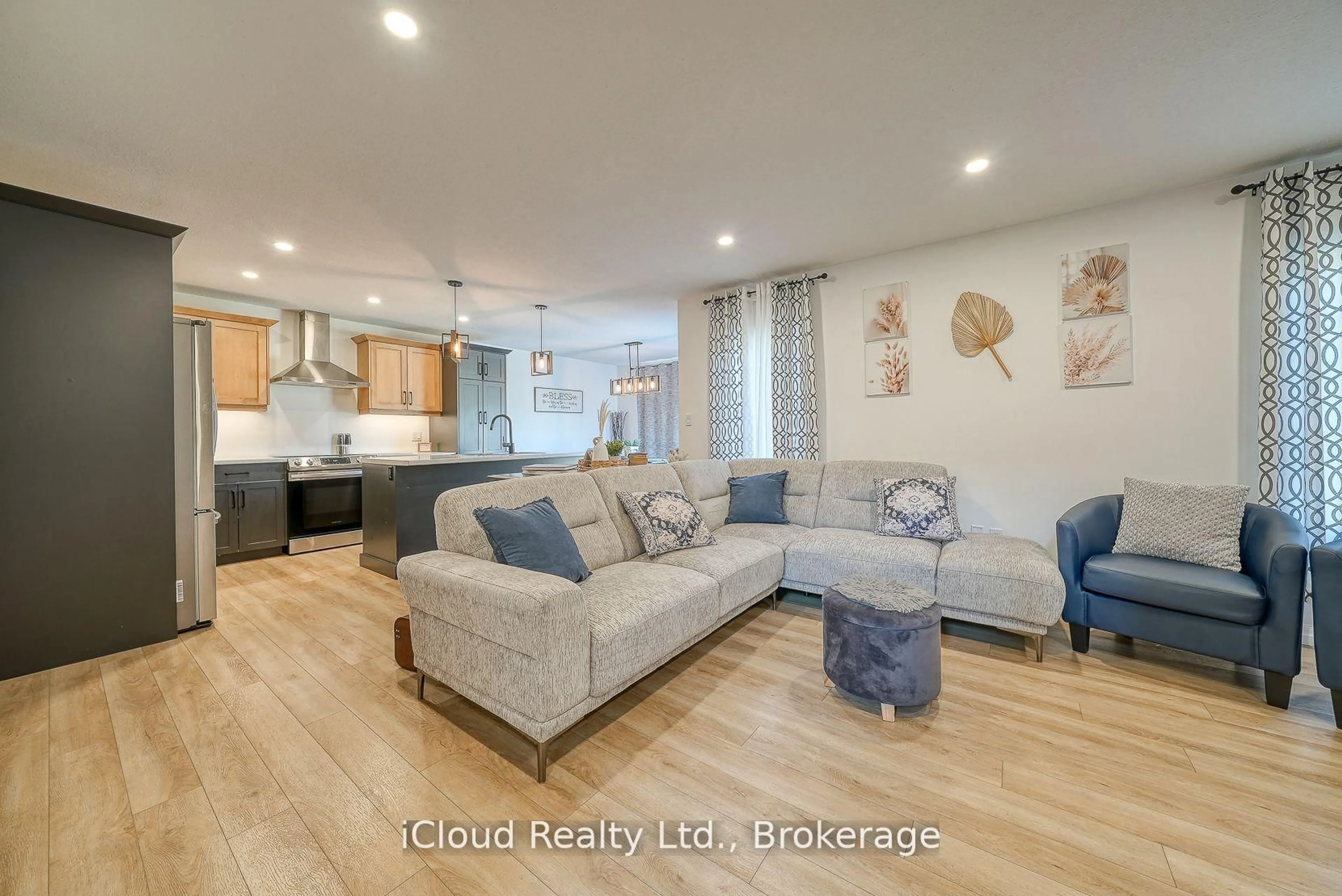 Living room with furniture, unknown for 15 Curren Cres, Tillsonburg Ontario N4G 0J3
