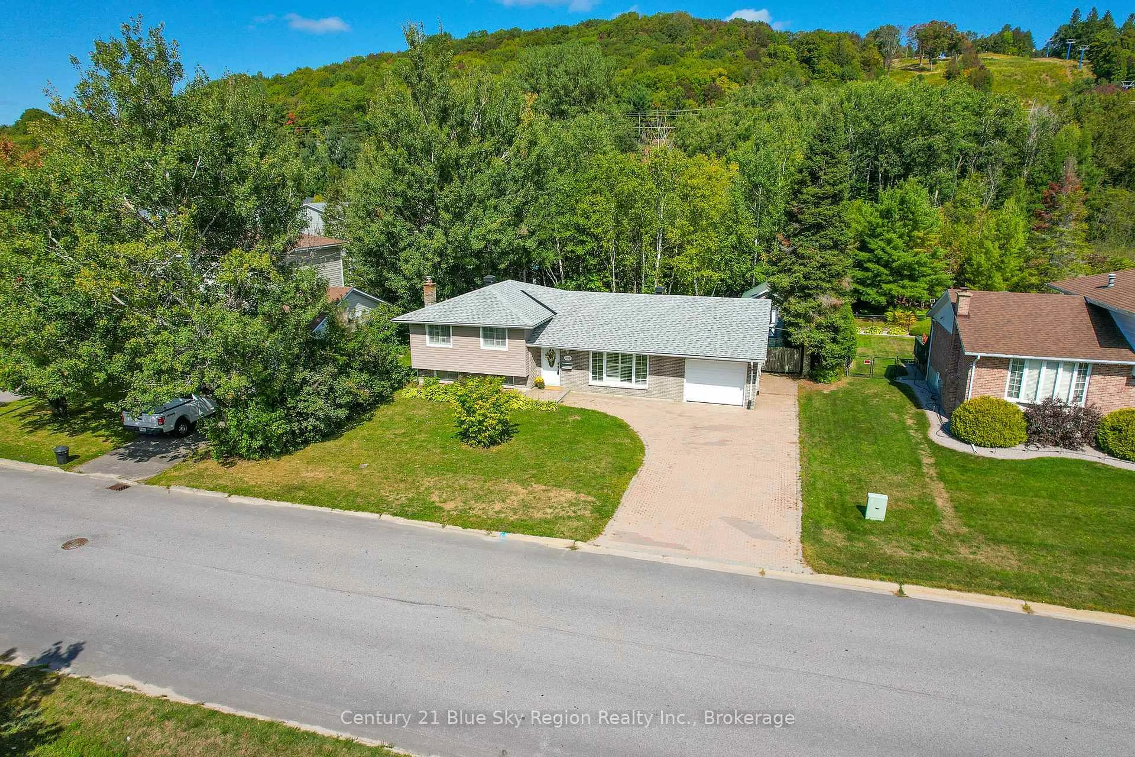 A pic from outside/outdoor area/front of a property/back of a property/a pic from drone, unknown for 298 Rancier St, North Bay Ontario P1B 8M4