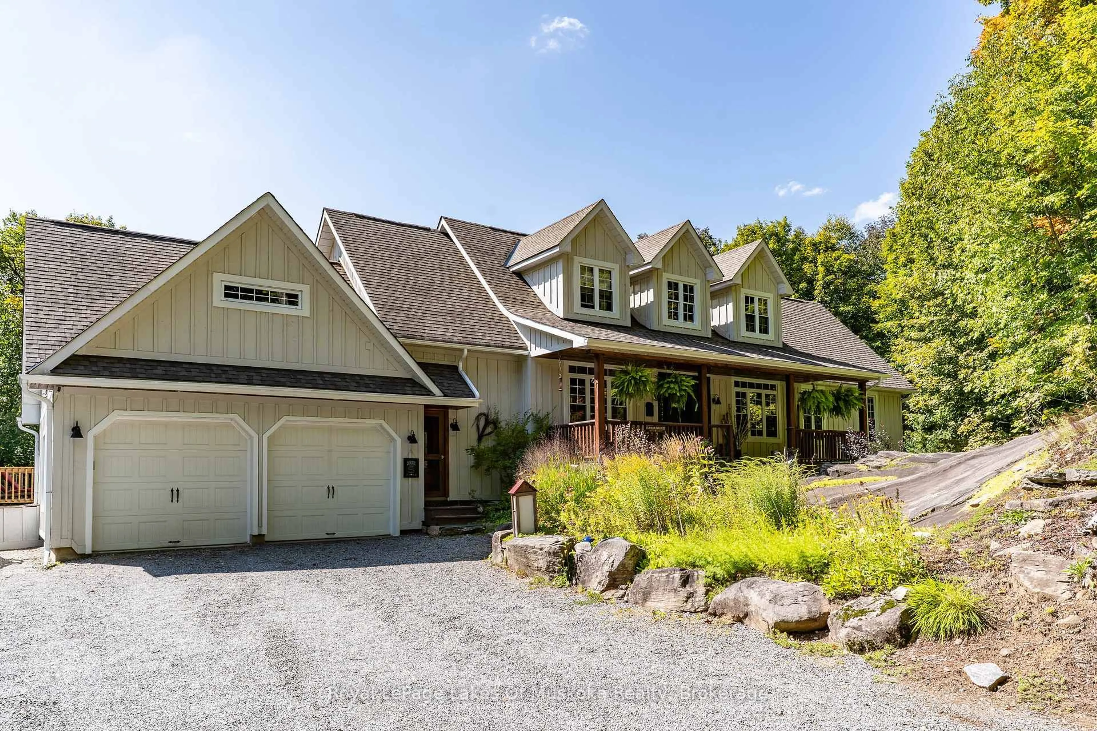 Home with vinyl exterior material, street for 1080 Walkers Glenn Cres, Lake of Bays Ontario P1H 2J6