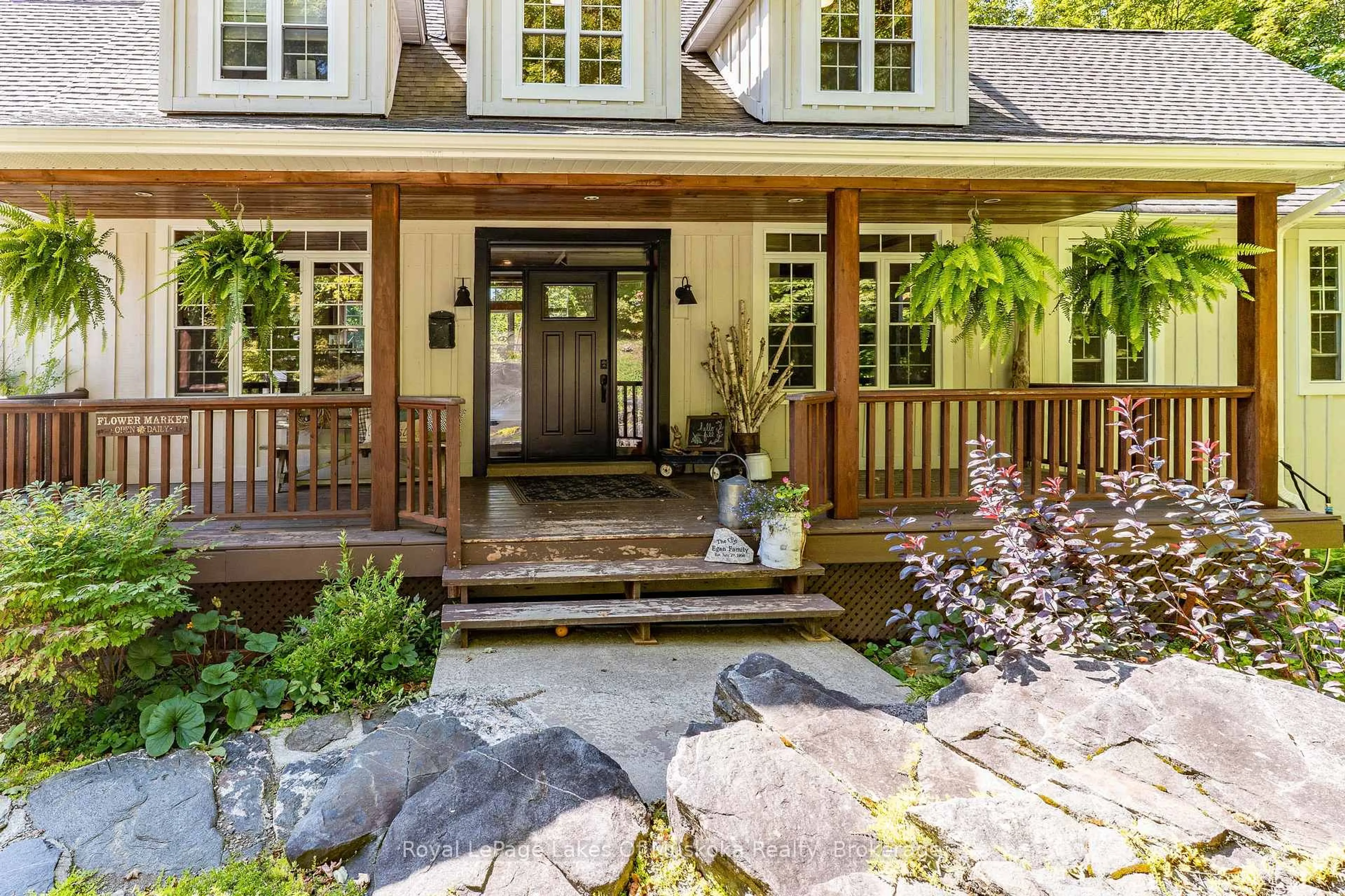 Indoor entryway for 1080 Walkers Glenn Cres, Lake of Bays Ontario P1H 2J6