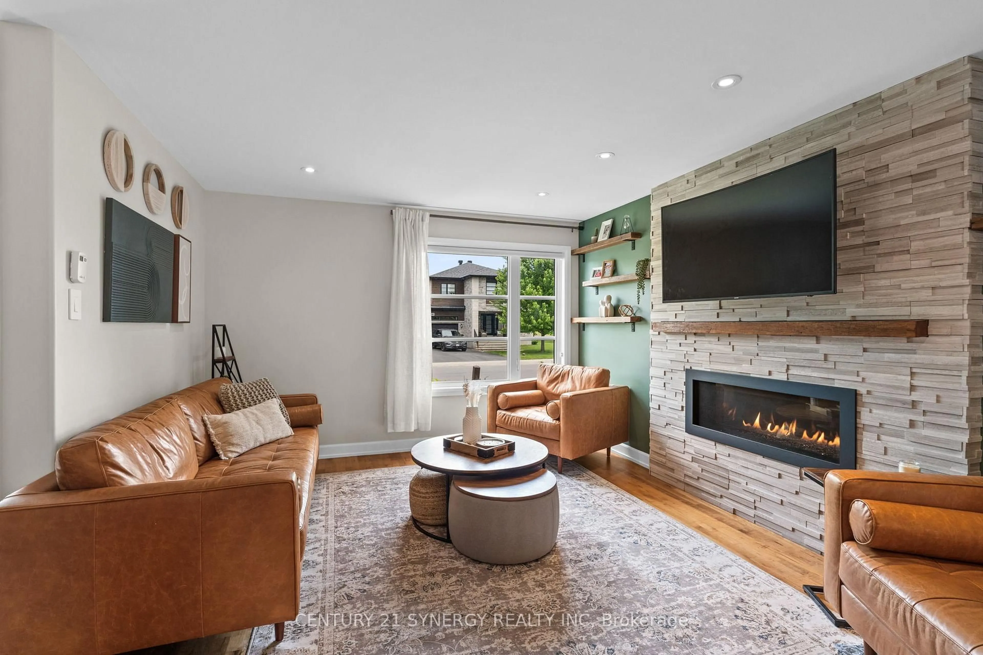 Living room with furniture, unknown for 406 Provence Ave, Russell Ontario K0A 1W0